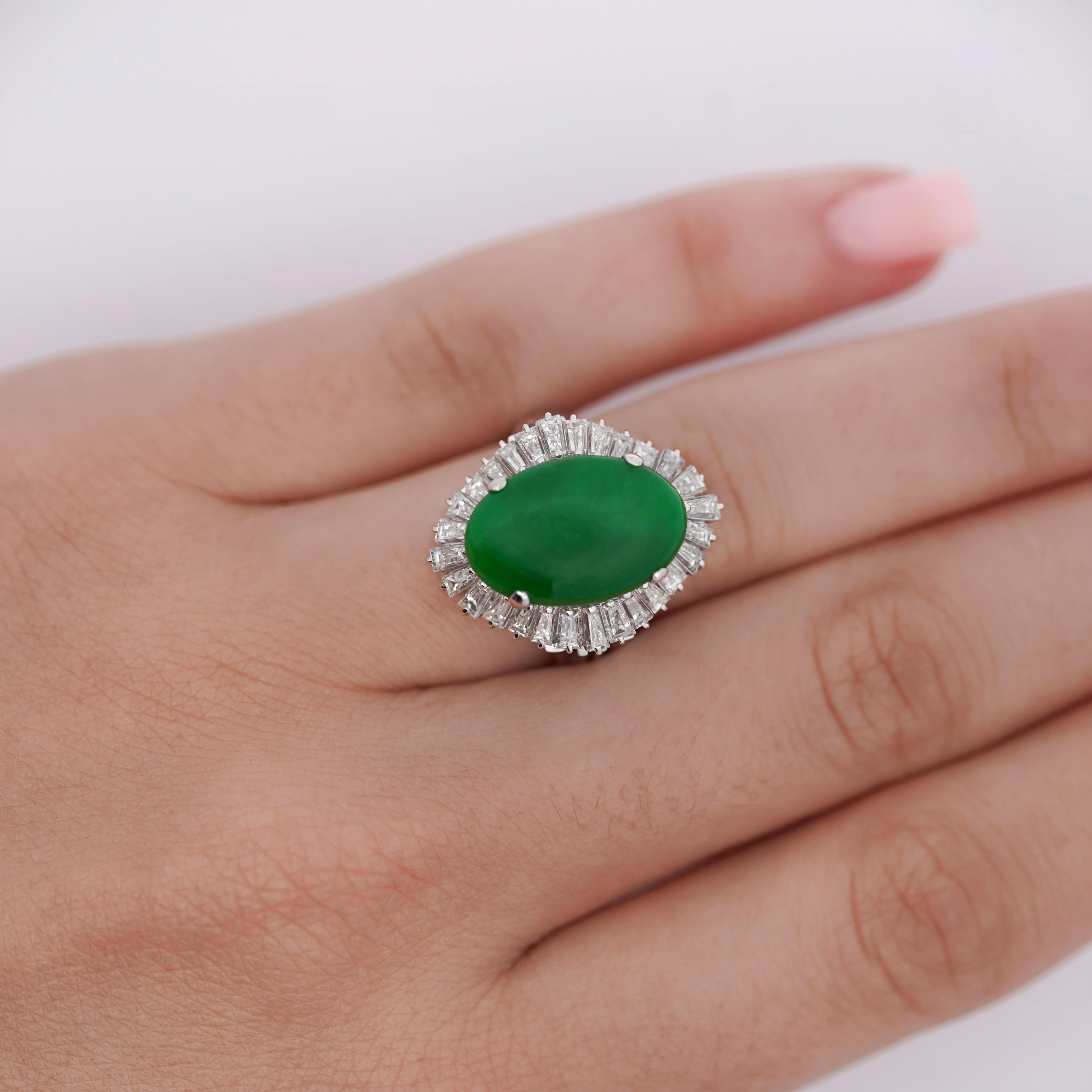 Bague Ballerina en platine 9000 de 7,50 carats en jadéite naturelle verte ovale taillée en cabochon et diamants baguettes. 

Détails : 
 Type d'article : Bague de cocktail 
 Style : Ballerine, Halo 
 Métal : Platine 900
 Taille : 6.5
 Poids : 10,98