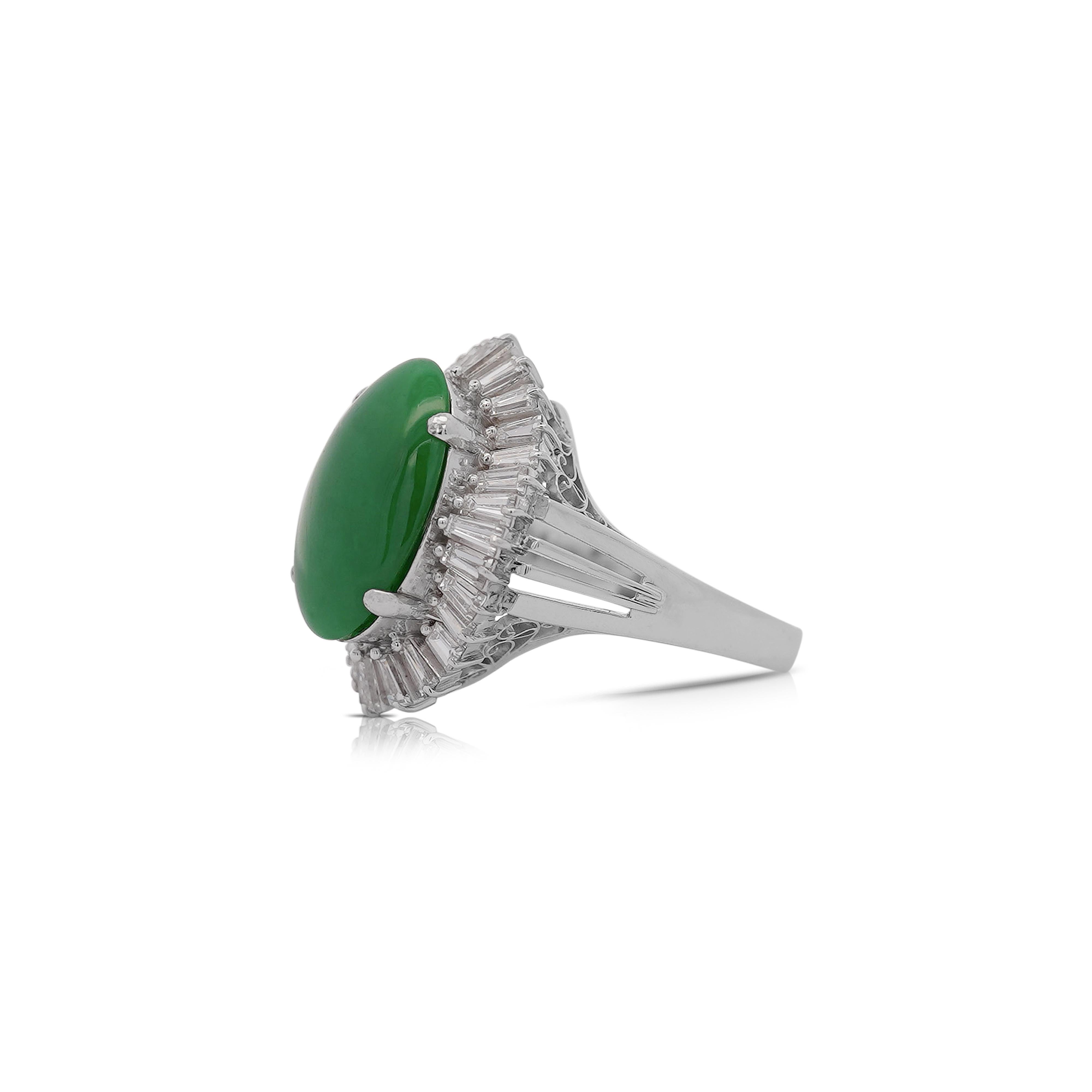 Art déco Bague en platine, jadéite verte ovale non traitée de 7,50 carats avec diamants baguettes en vente