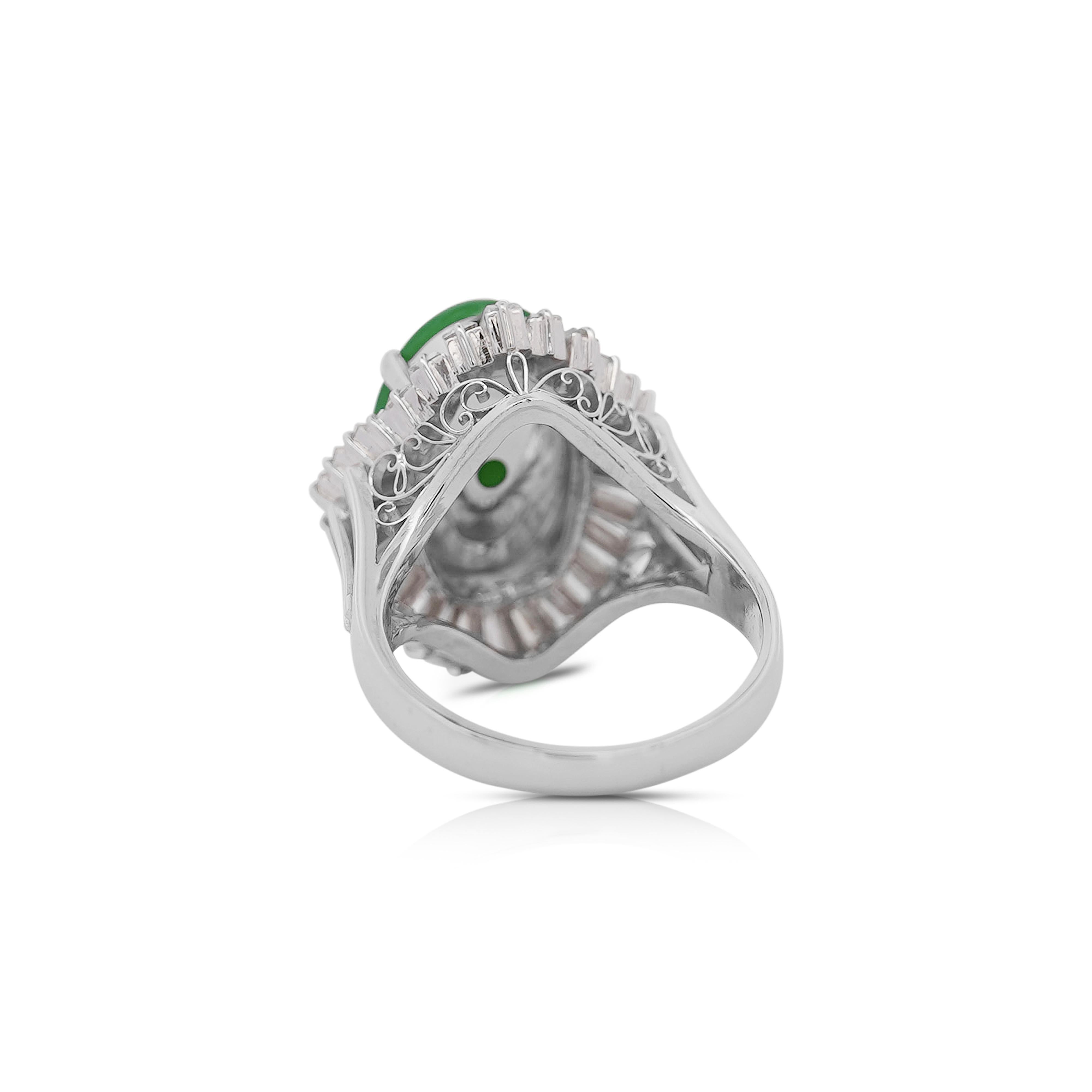 Taille ovale Bague en platine, jadéite verte ovale non traitée de 7,50 carats avec diamants baguettes en vente