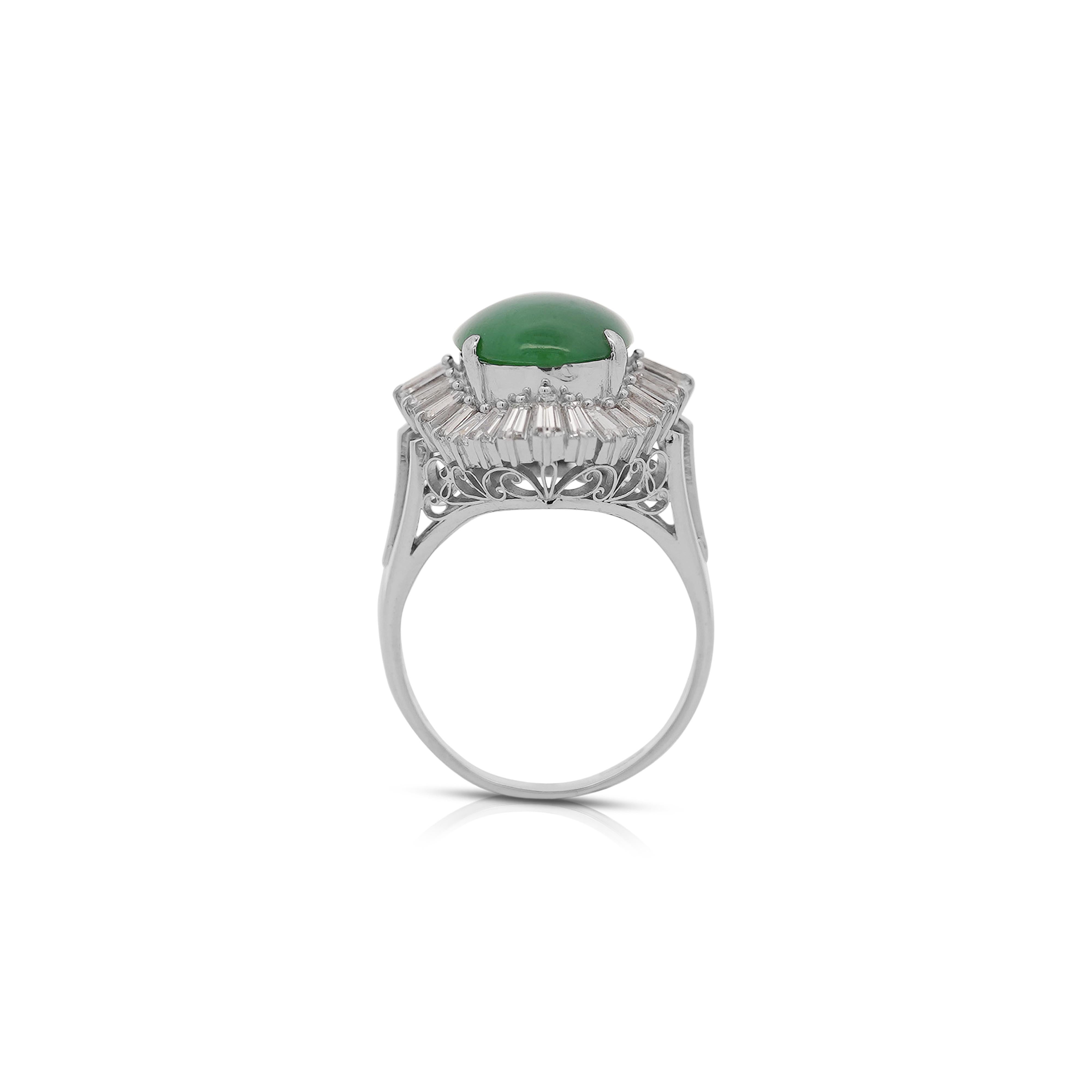 Bague en platine, jadéite verte ovale non traitée de 7,50 carats avec diamants baguettes Neuf - En vente à Miami, FL