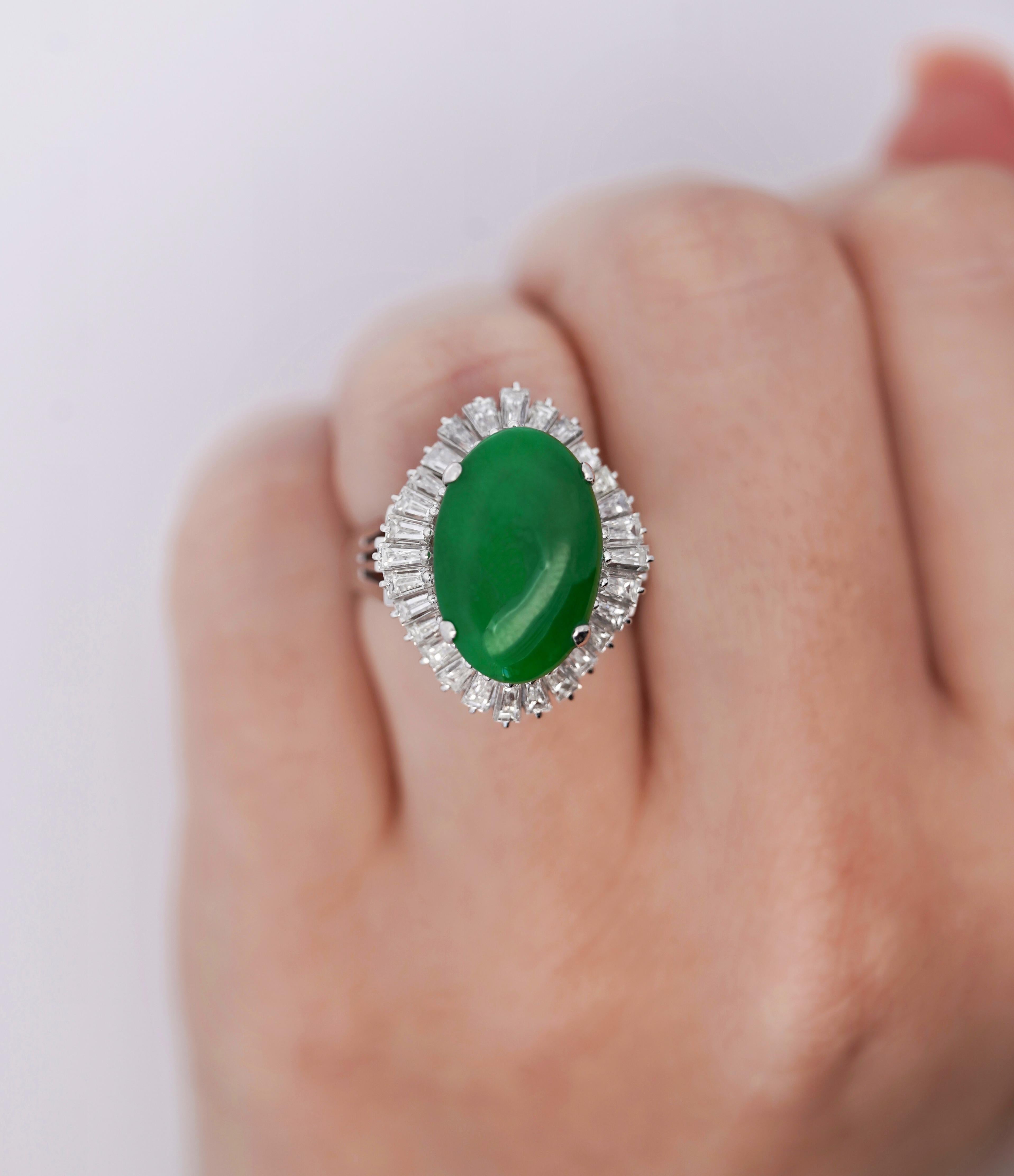 Bague en platine, jadéite verte ovale non traitée de 7,50 carats avec diamants baguettes Pour femmes en vente