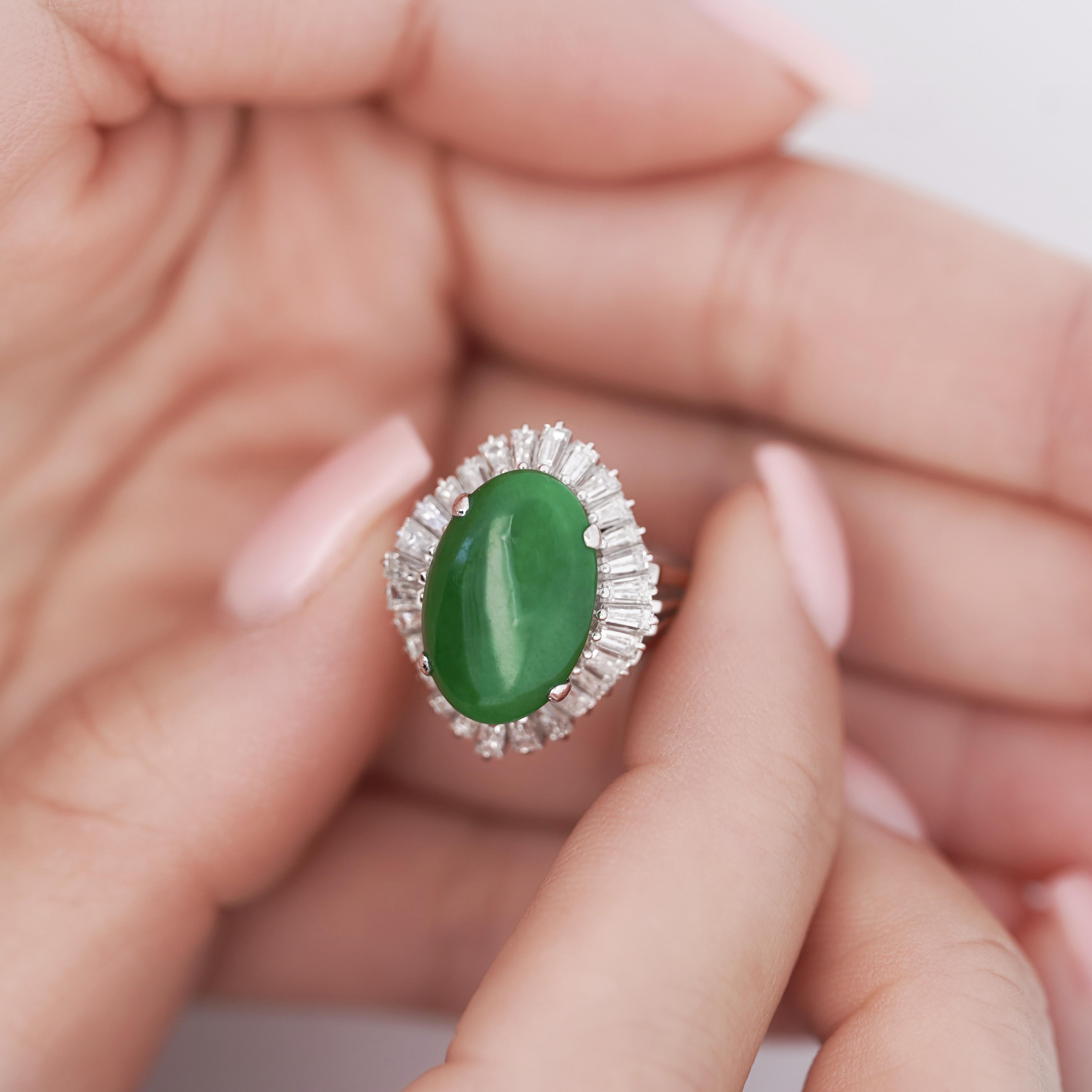 Bague en platine, jadéite verte ovale non traitée de 7,50 carats avec diamants baguettes en vente 2