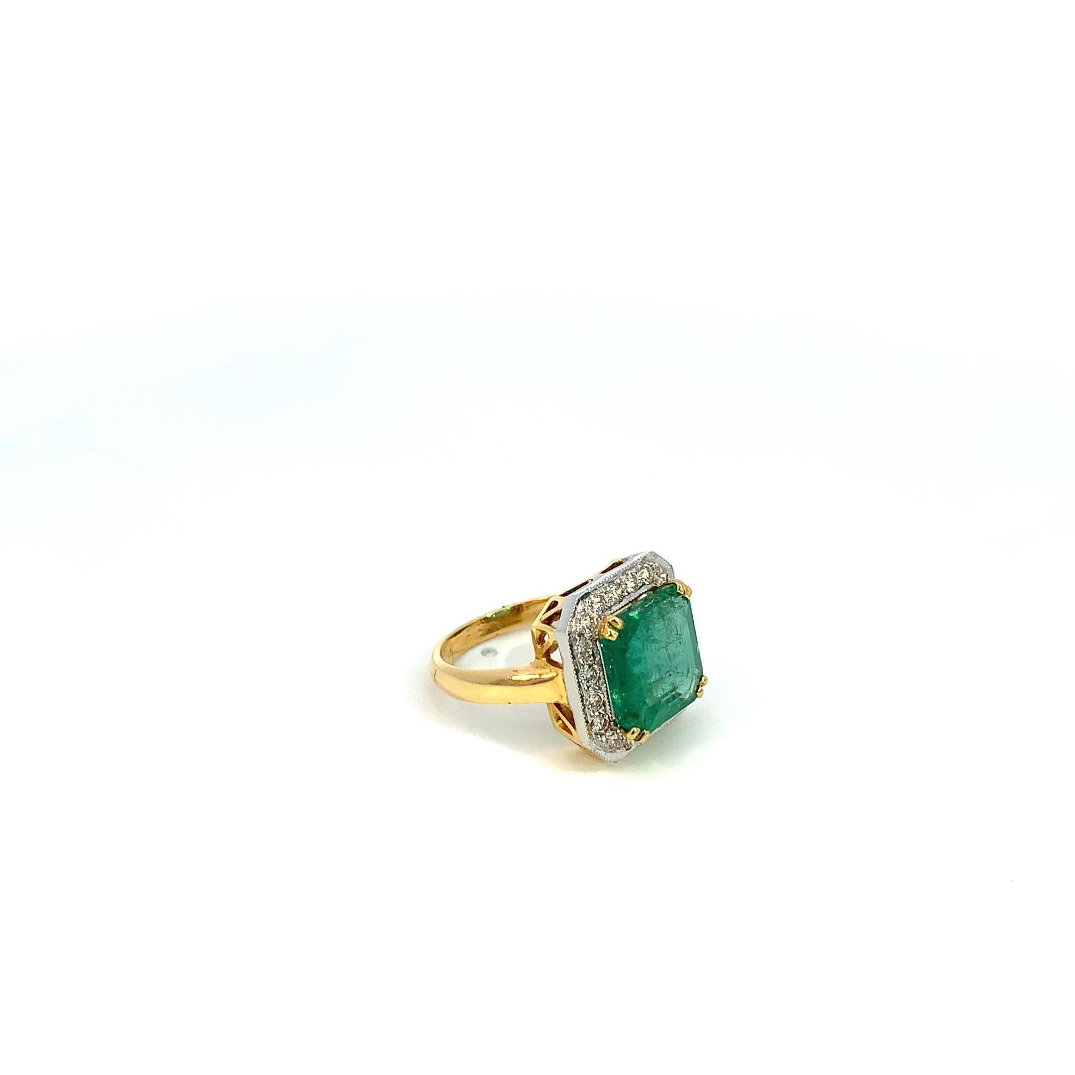 Art Deco 7.50 Carats Emerald 0.80 Carats Diamond Cocktail 18K Gold Ring For Sale