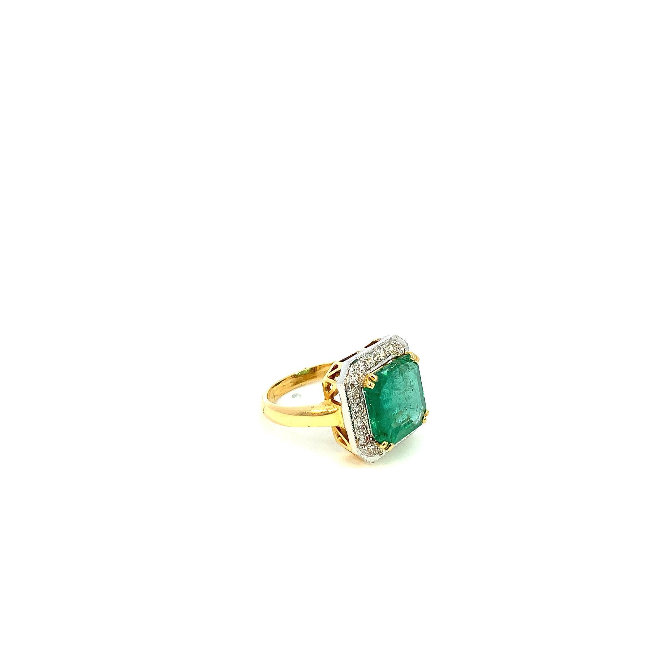 Emerald Cut 7.50 Carats Emerald 0.80 Carats Diamond Cocktail 18K Gold Ring For Sale