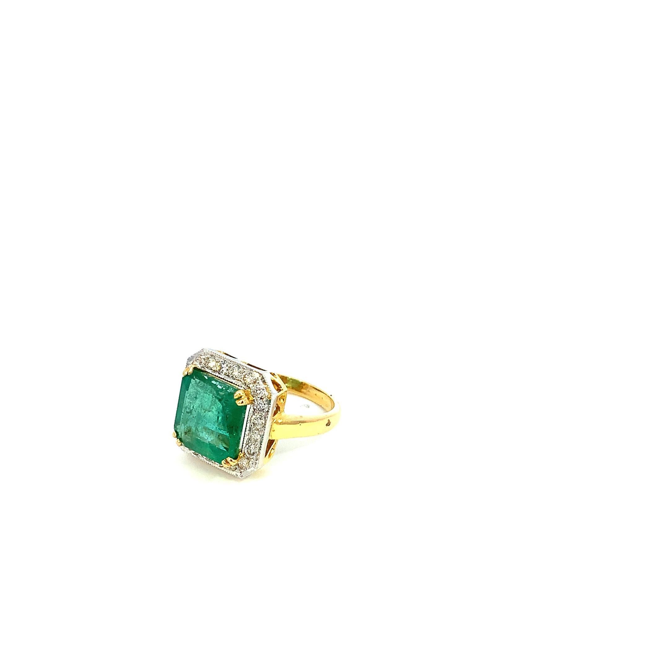 7.50 Carats Emerald 0.80 Carats Diamond Cocktail 18K Gold Ring In Good Condition For Sale In New York, NY