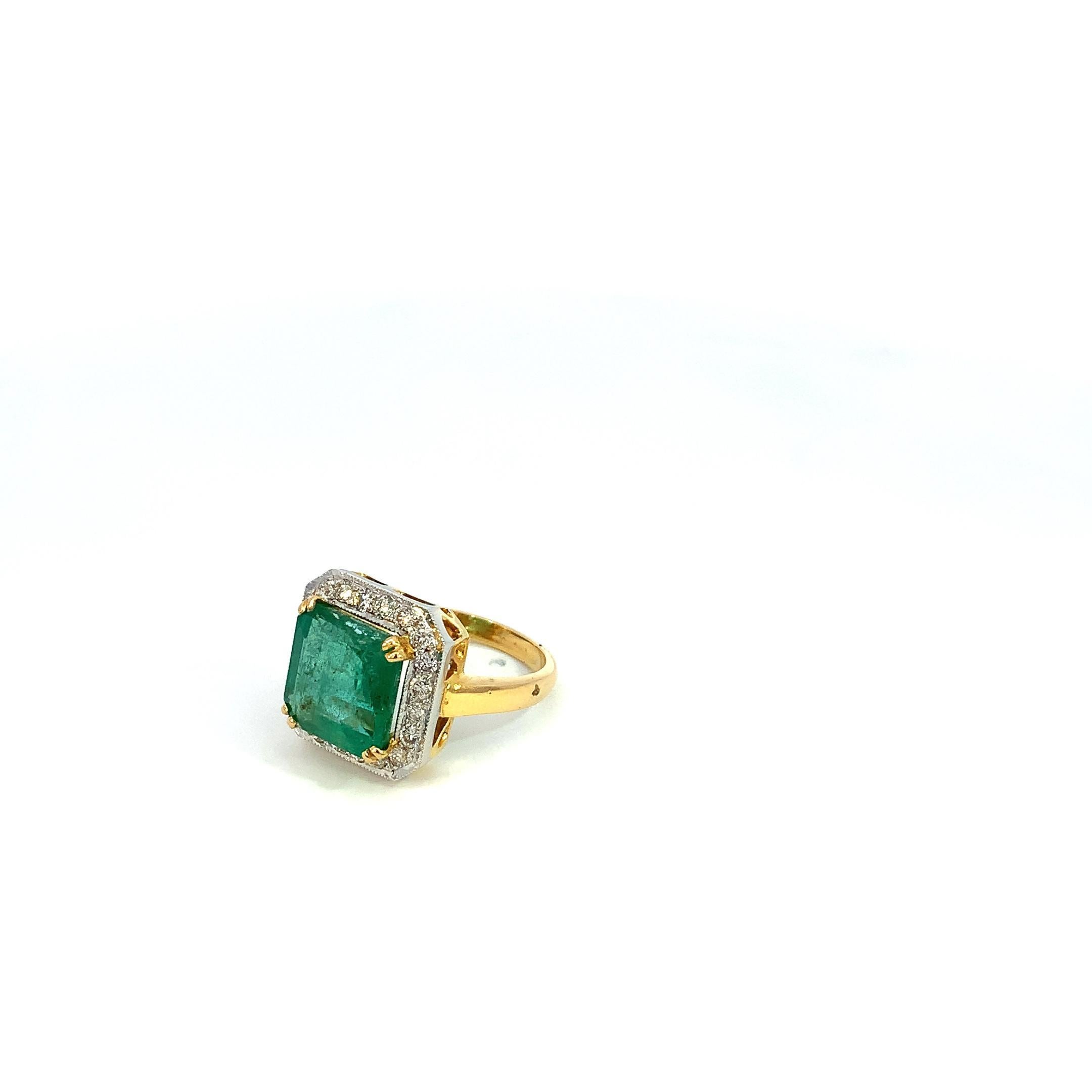 Women's 7.50 Carats Emerald 0.80 Carats Diamond Cocktail 18K Gold Ring For Sale