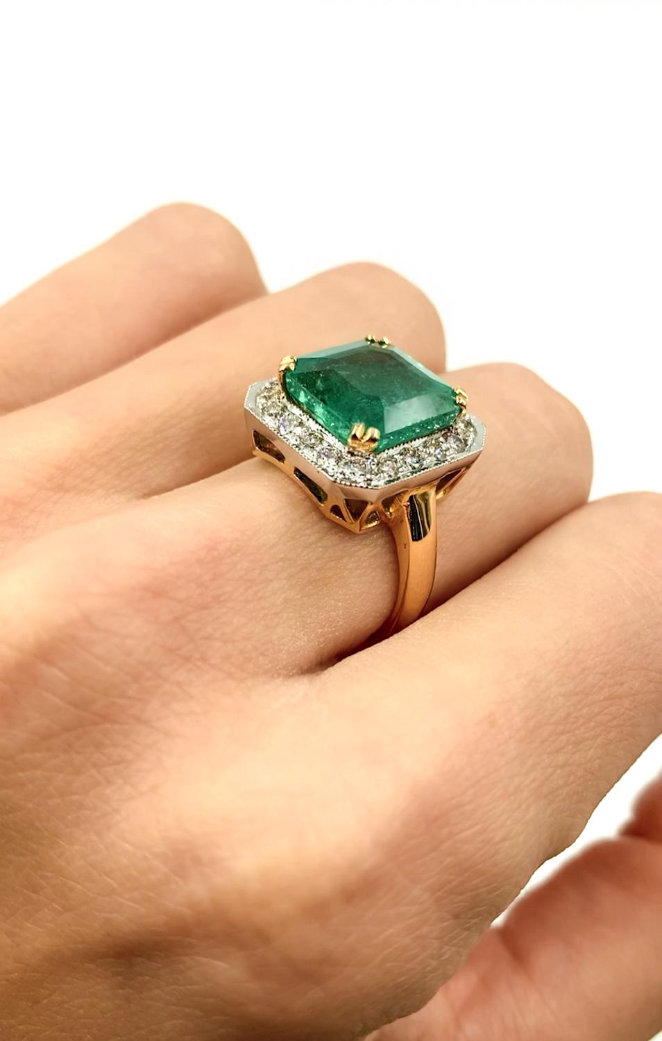 7.50 Carats Emerald 0.80 Carats Diamond Cocktail 18K Gold Ring For Sale 1