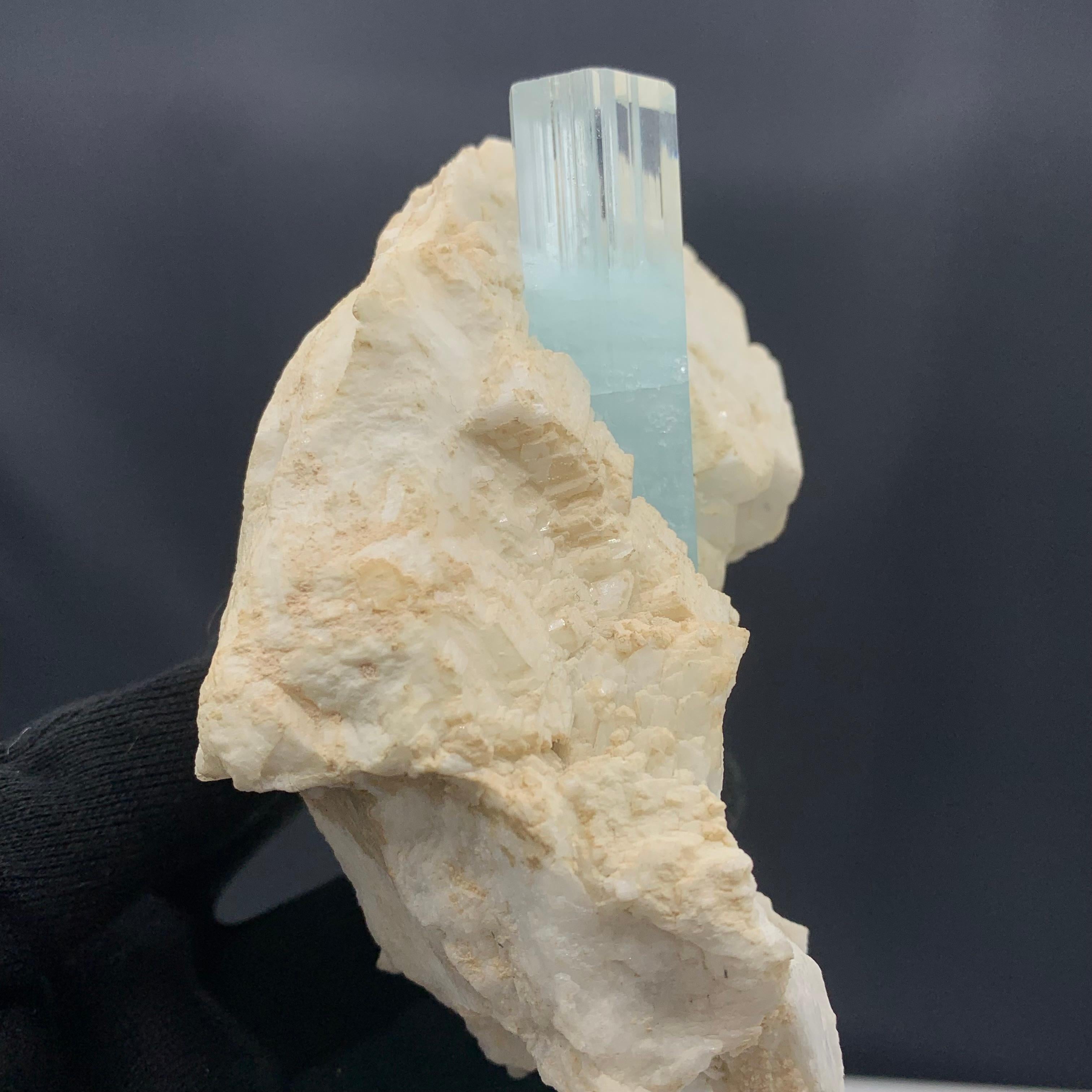 Stile Adam 750 Grammi Attraente Specimen di Acquamarina con Allegato con Feldspato Dal Pakistan in vendita