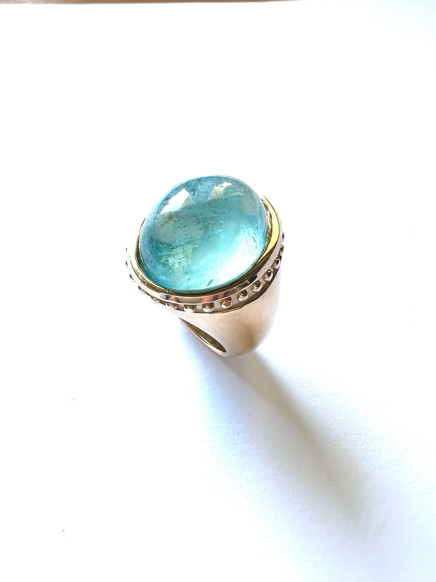This ring has a contemporary design. With 1 large Aquamarine Cabouchon as an eyecatcher.
