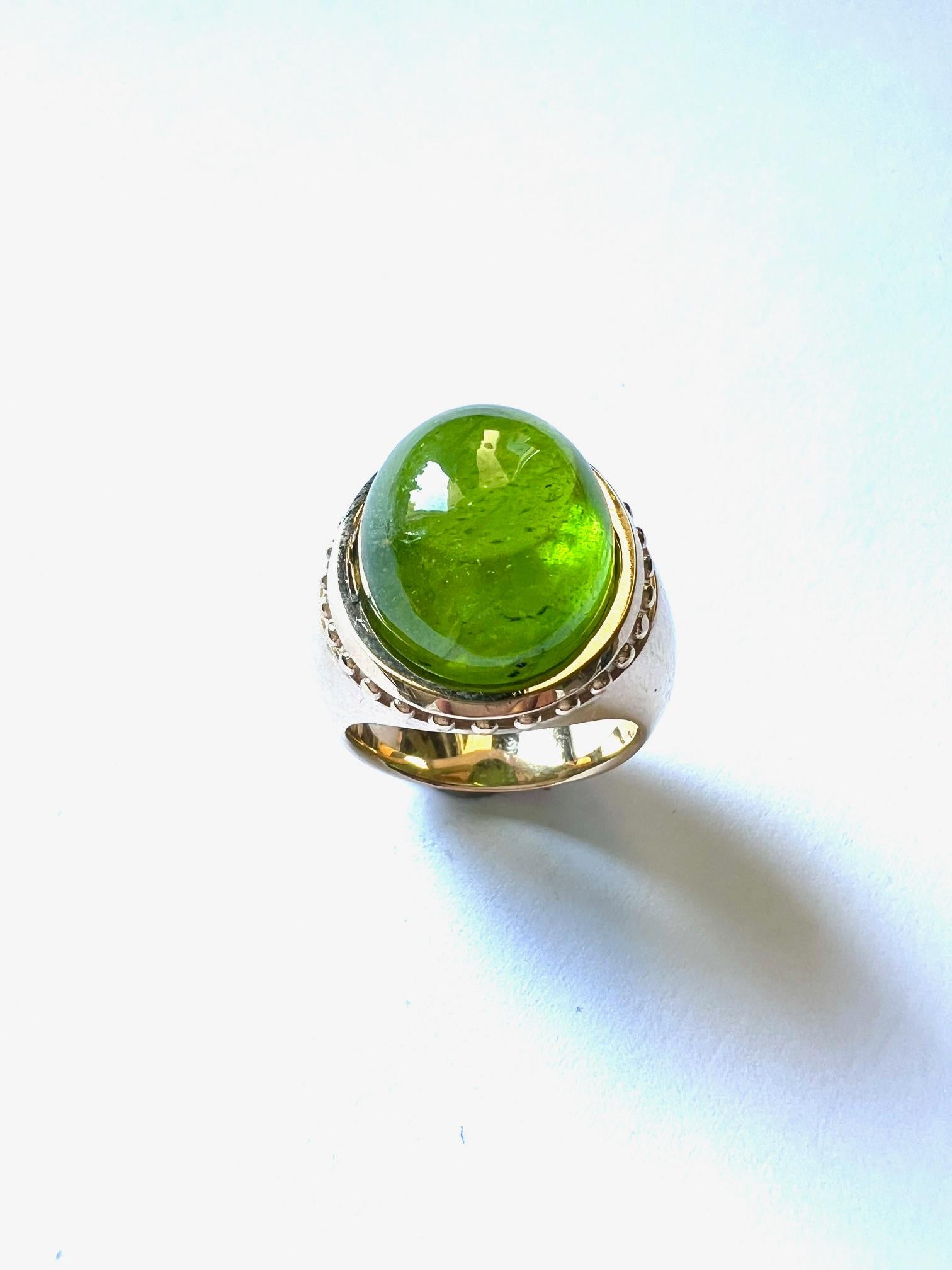Contemporary 750/Rosegold Ring 21gr. with 1 Peridot Cabouchon 21.60cts. For Sale