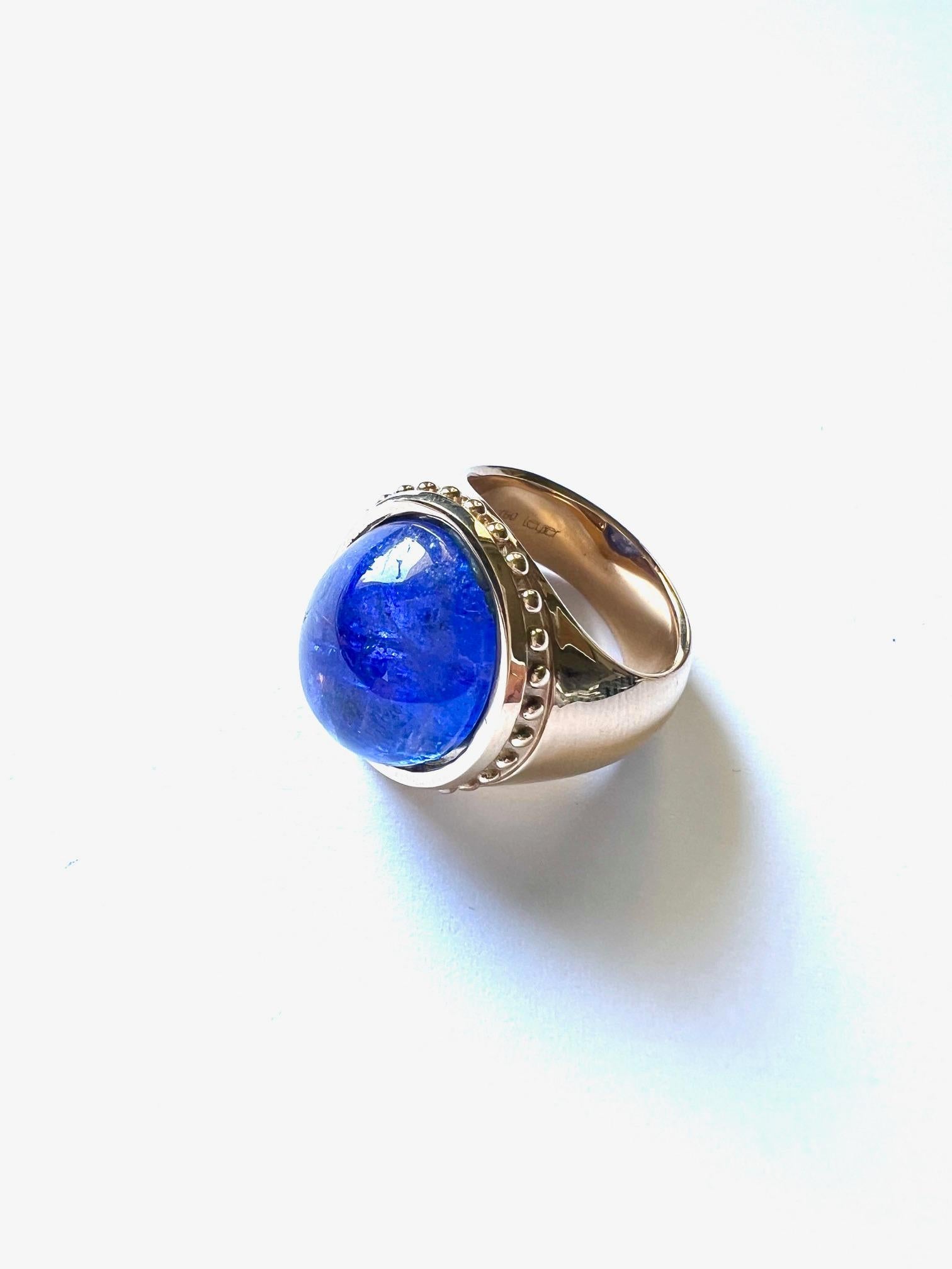 This ring has a contemporary design. With 1 large Tansanite Cabouchon as a eyecatcher.
