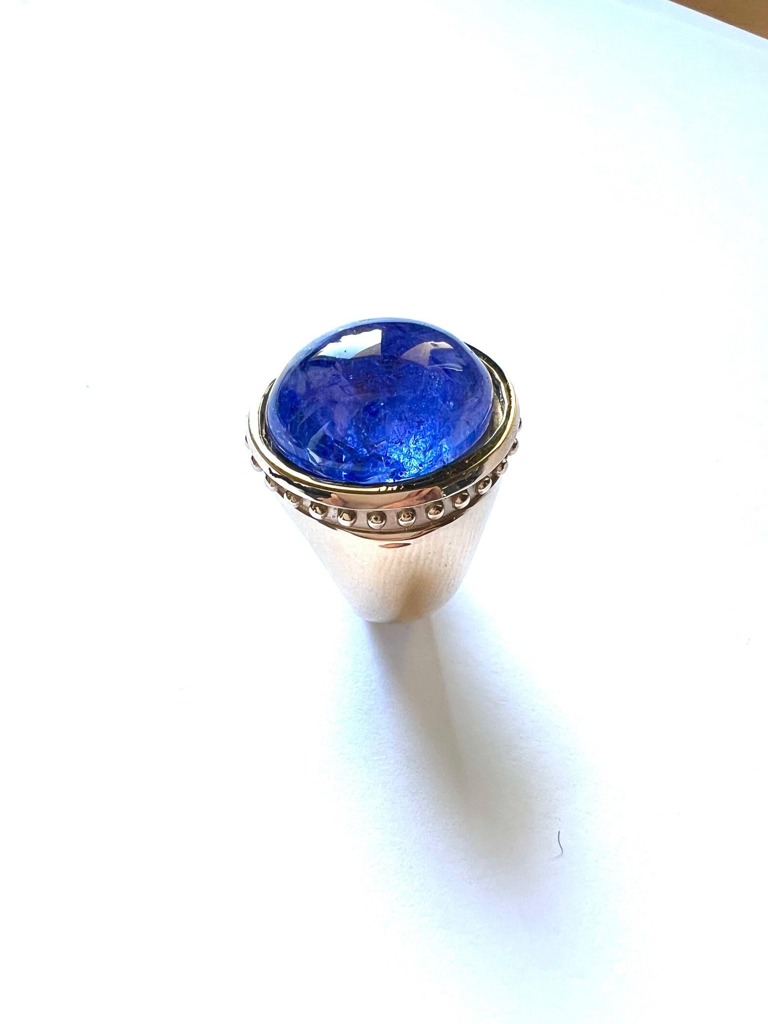 Contemporary 750/Rosegold Ring 21gr. with 1 Tansanite Cab. 18.78cts. For Sale