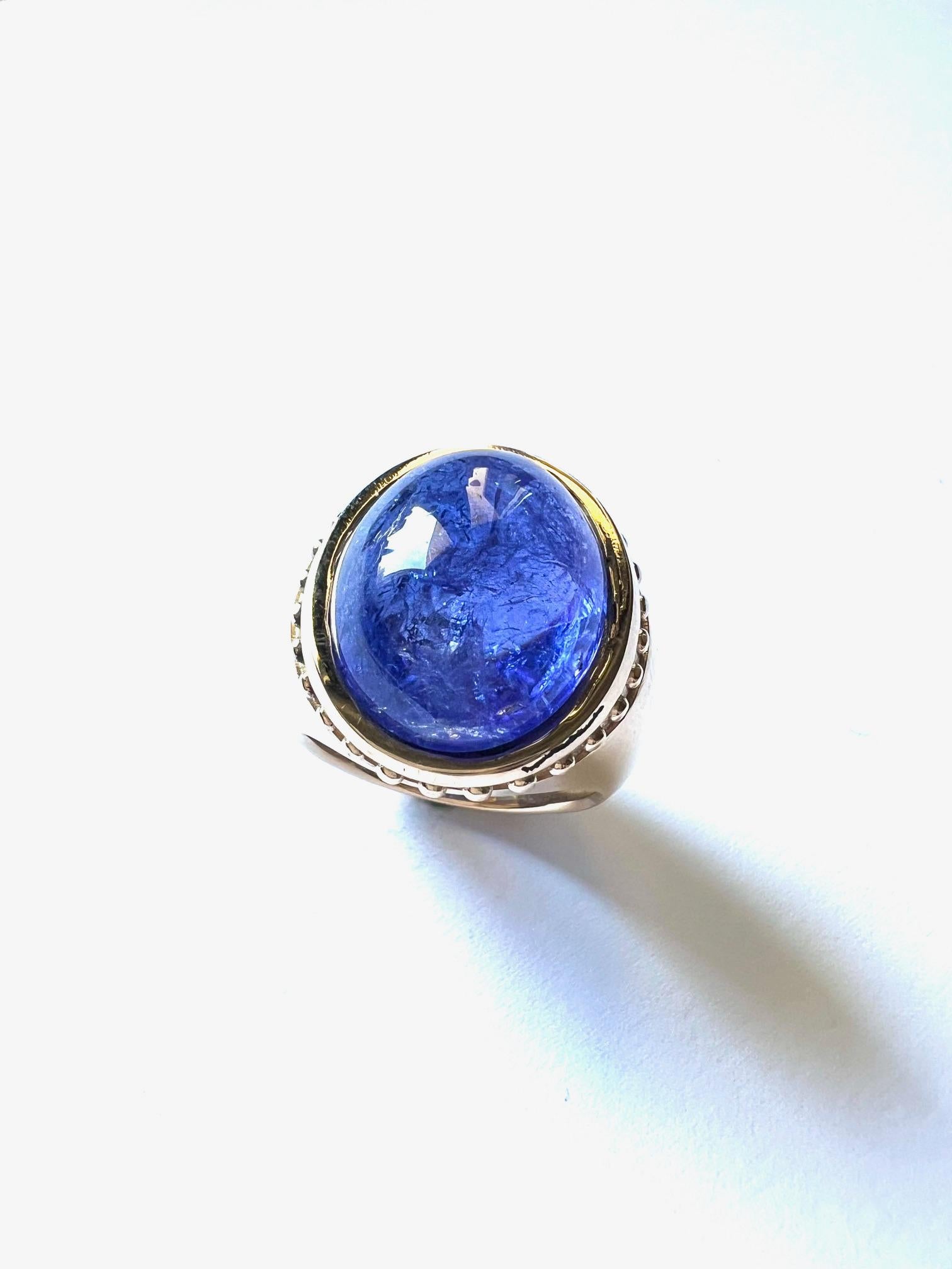 Cabochon 750/Rosegold Ring 21gr. with 1 Tansanite Cab. 18.78cts. For Sale