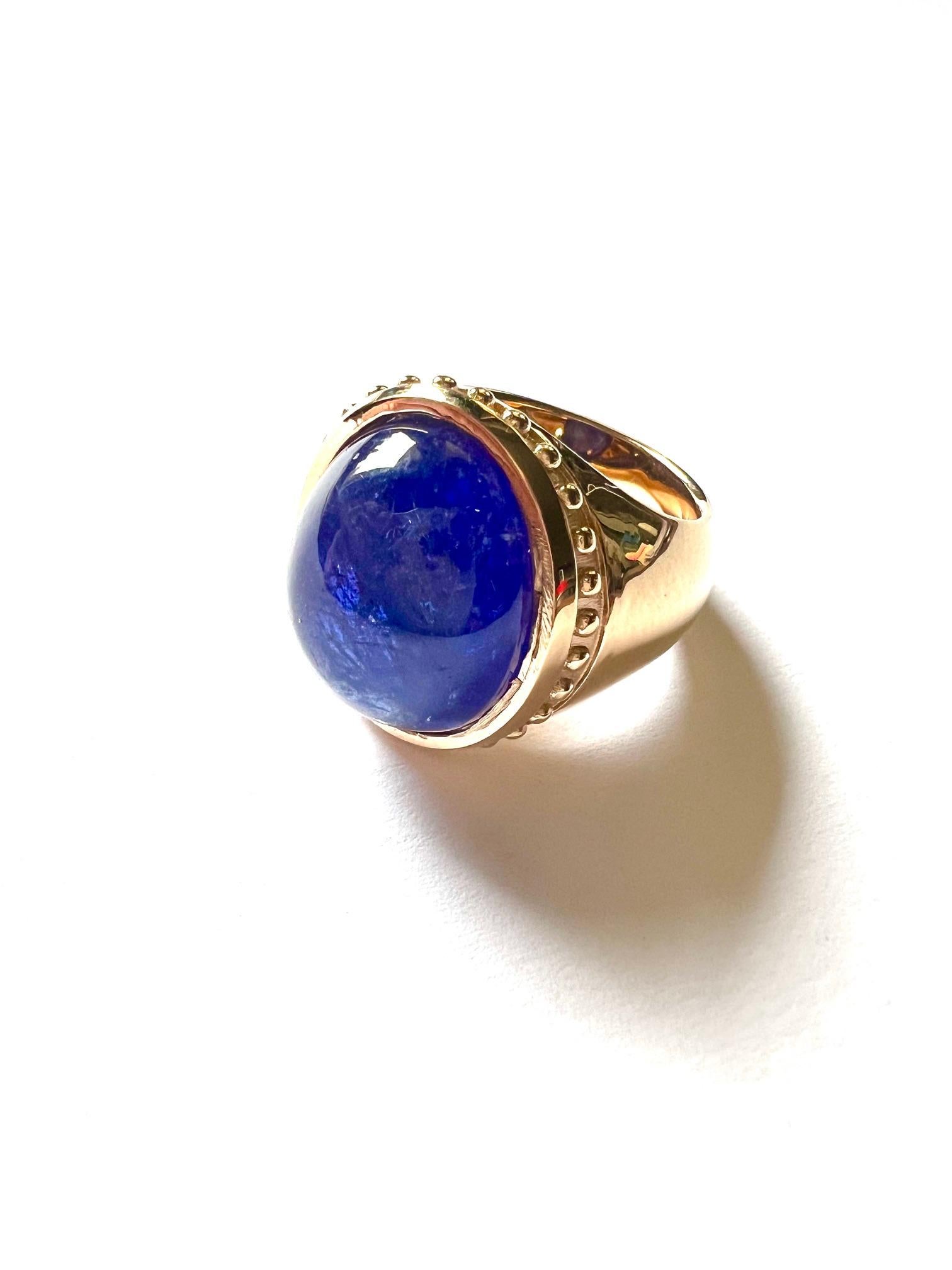 This ring has a contempary design with a large Tansanite Cabouchon as an eyecatcher in a suberbe quality.