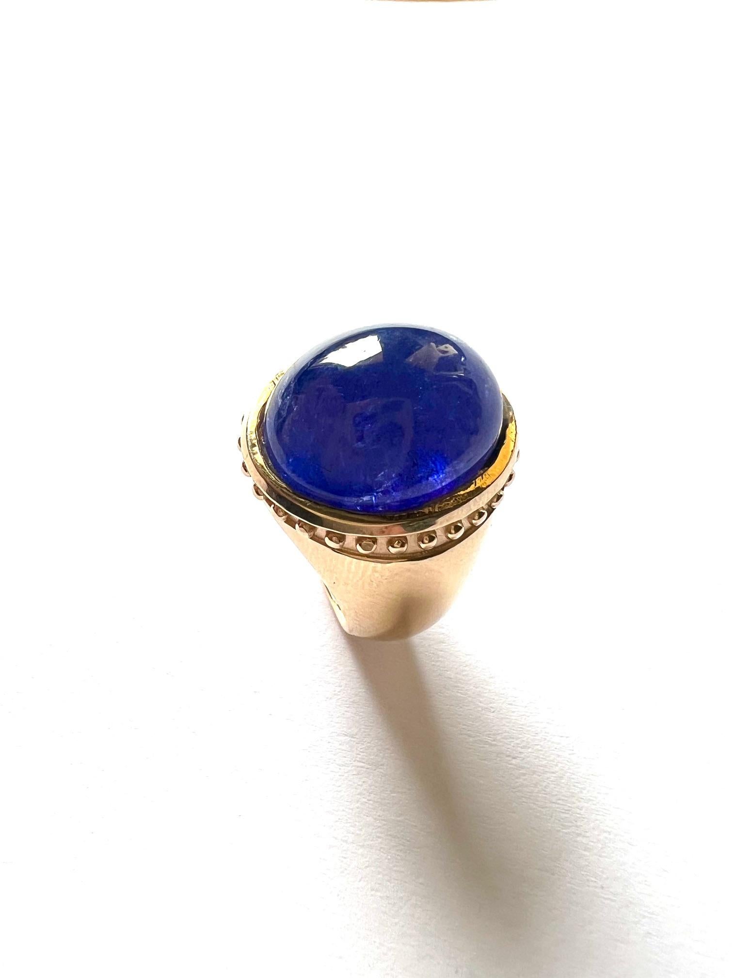 Contemporary 750/Rosegold Ring 21gr. with 1 Tansanite Cabouchon 17.29cts. For Sale