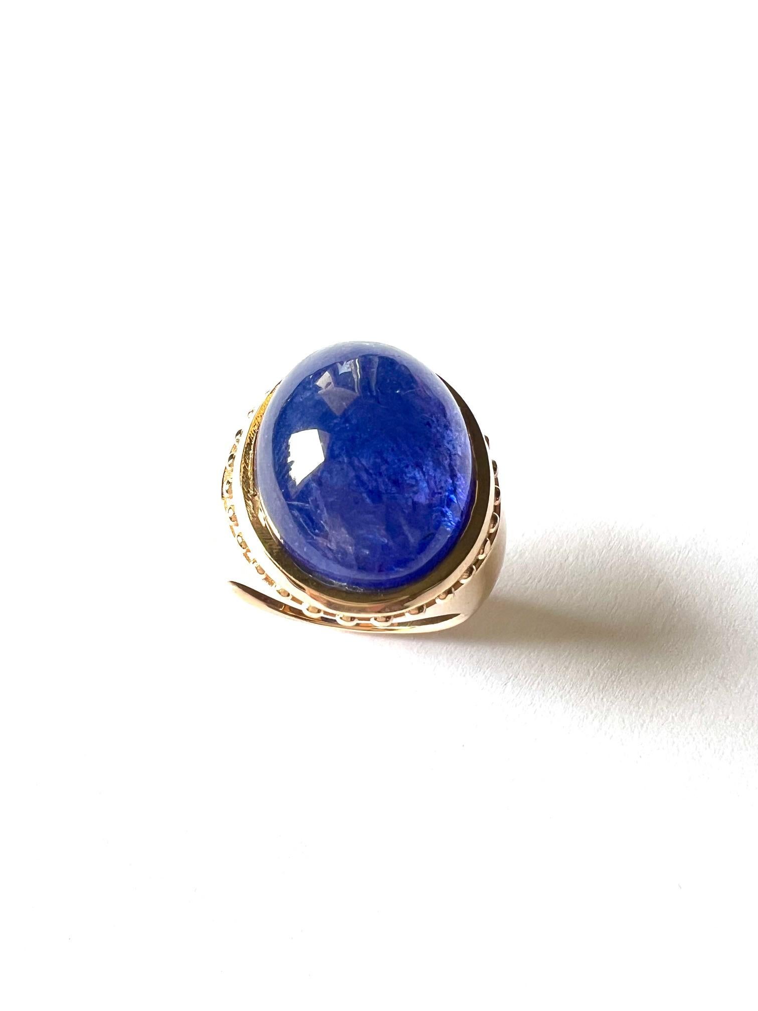 Cabochon 750/Rosegold Ring 21gr. with 1 Tansanite Cabouchon 17.29cts. For Sale