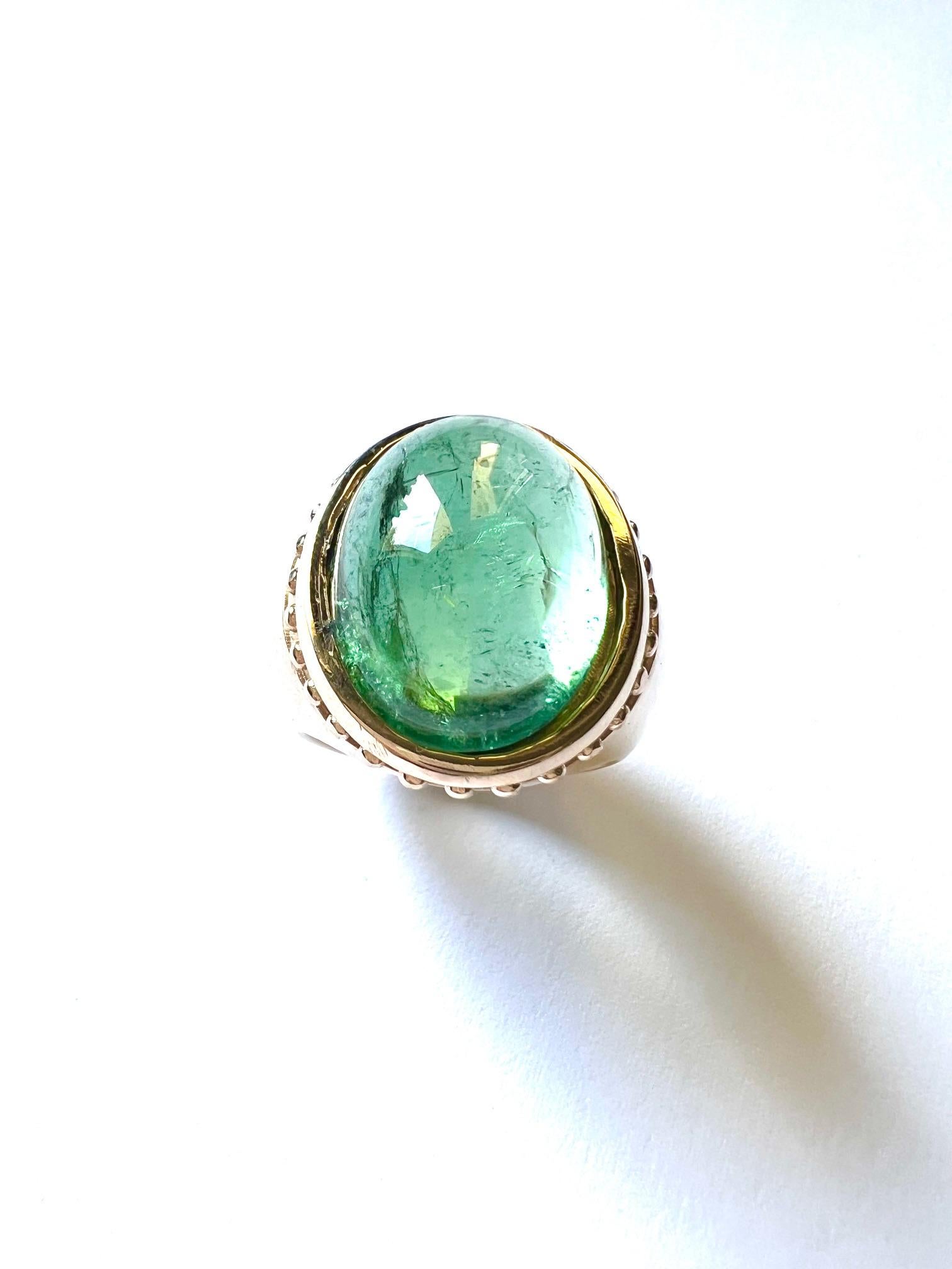 Cette bague a un design contemporain. Avec 1 grande Tourmaline Cabouchon en guise d'accroche-regard.