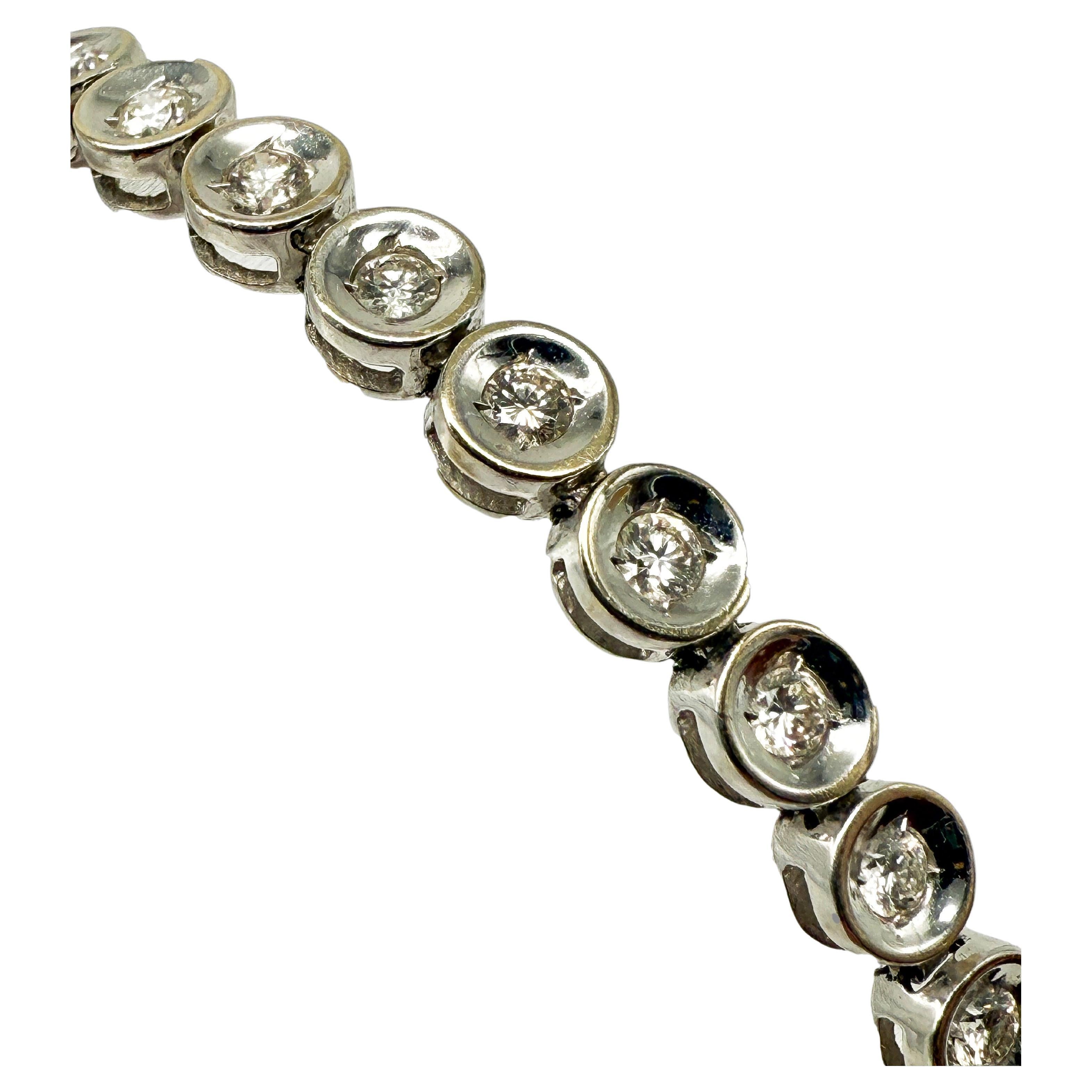 Moderne Bracelet tennis en or blanc 750 avec diamants en vente