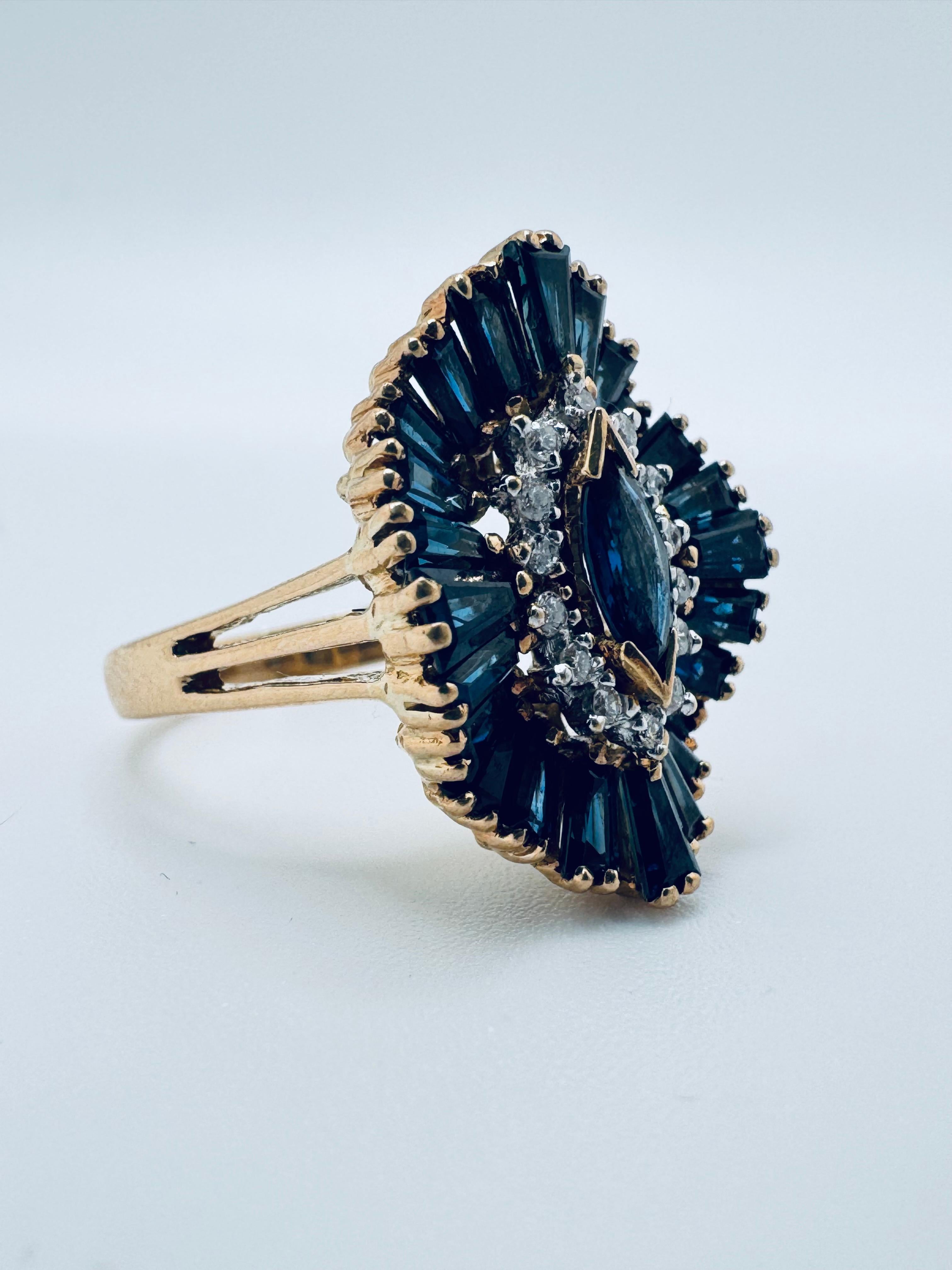 Art déco Bague cocktail en or jaune 750 saphir bleu et diamant en vente