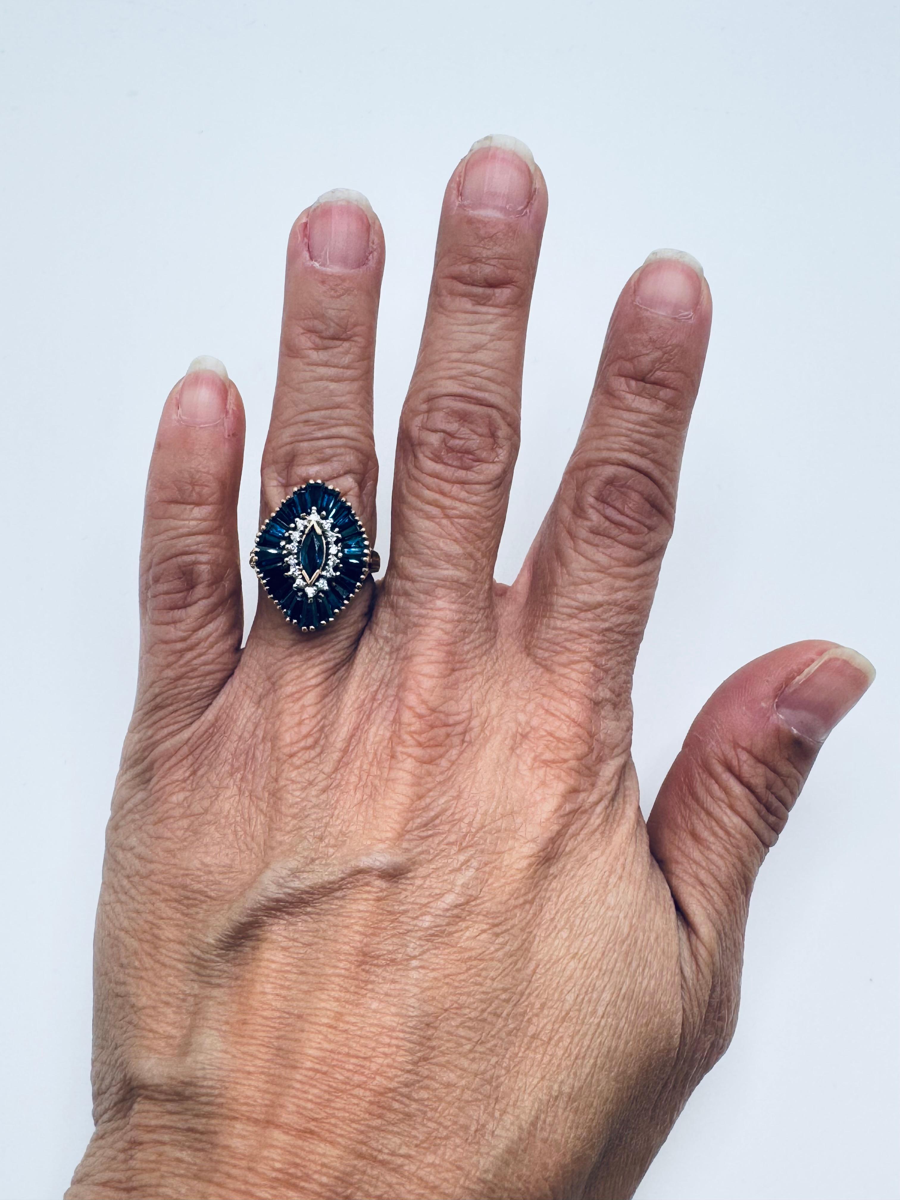 Bague cocktail en or jaune 750 saphir bleu et diamant en vente 1