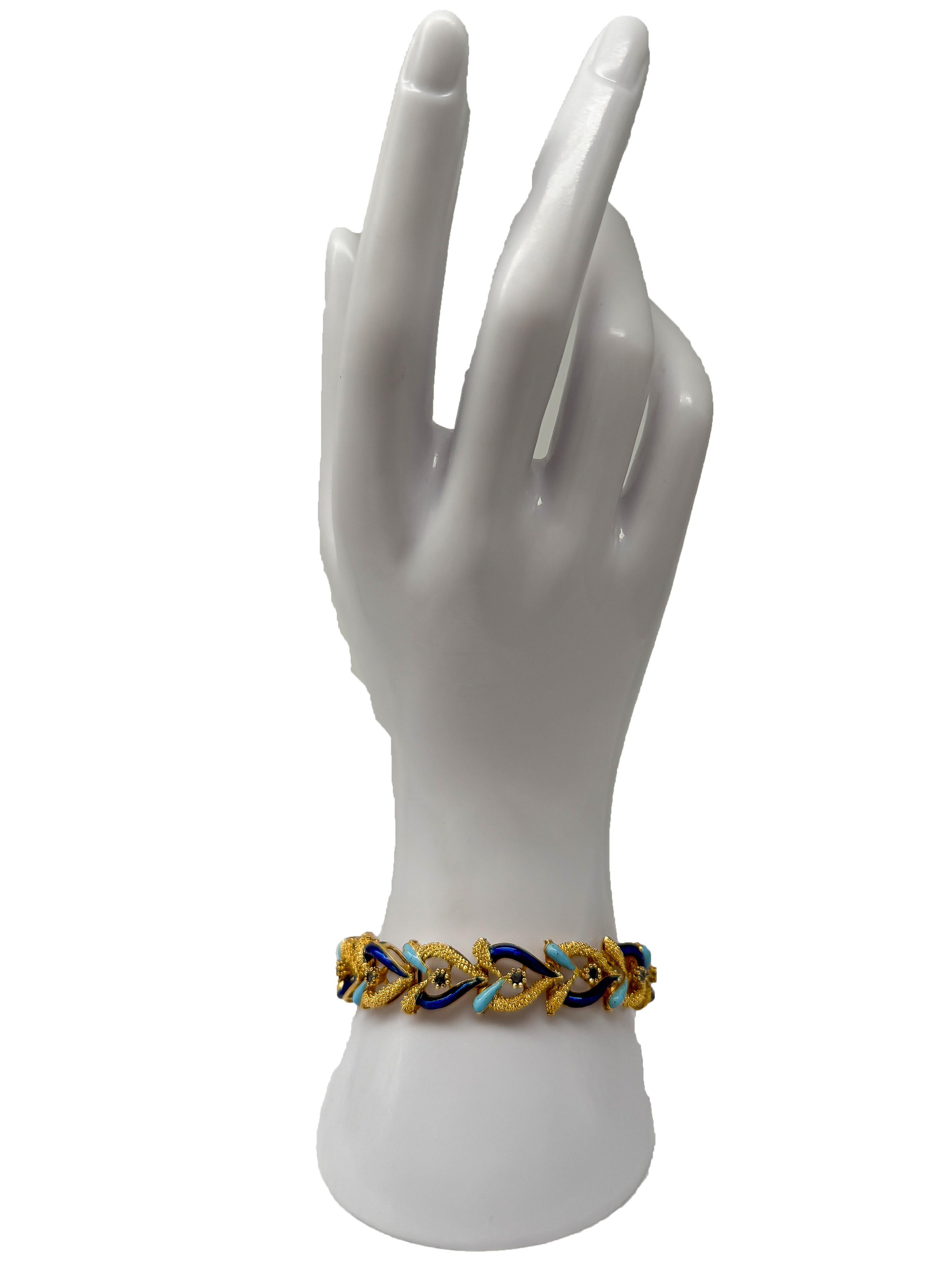 Un luxueux bracelet en or jaune 18 carats, serti de 14 saphirs bleus naturels en taille brillant. La combinaison harmonieuse de l'or fin et des pierres précieuses d'un bleu profond confère à cette pièce un caractère classique et élégant.

Le