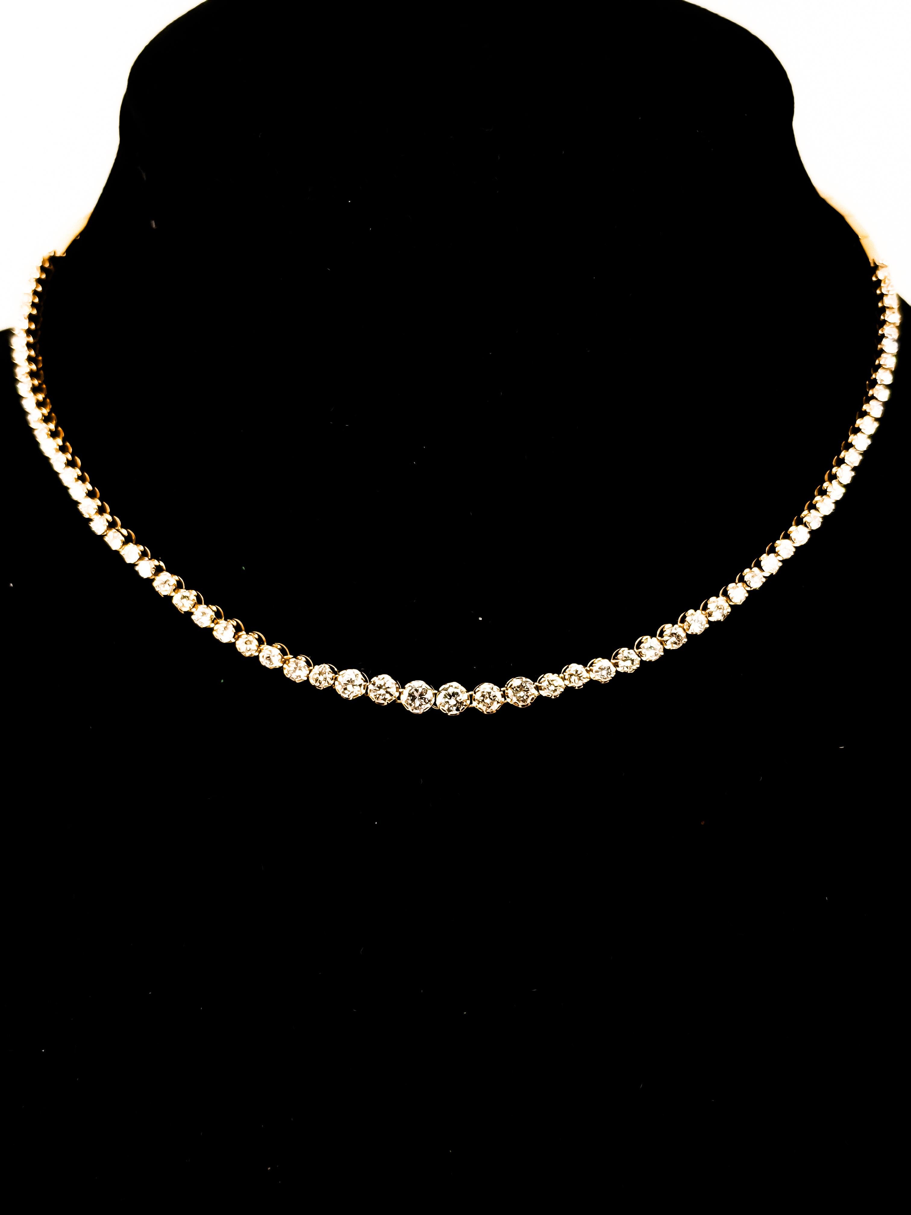 Dieses exquisite Collier aus 18-karätigem Gelbgold ist ein wahres Meisterwerk, das die Schönheit von Diamanten und edlem Gold in einem atemberaubenden Design vereint. Der runde Anhänger, der sich perfekt als Statement-Halskette eignet, besticht