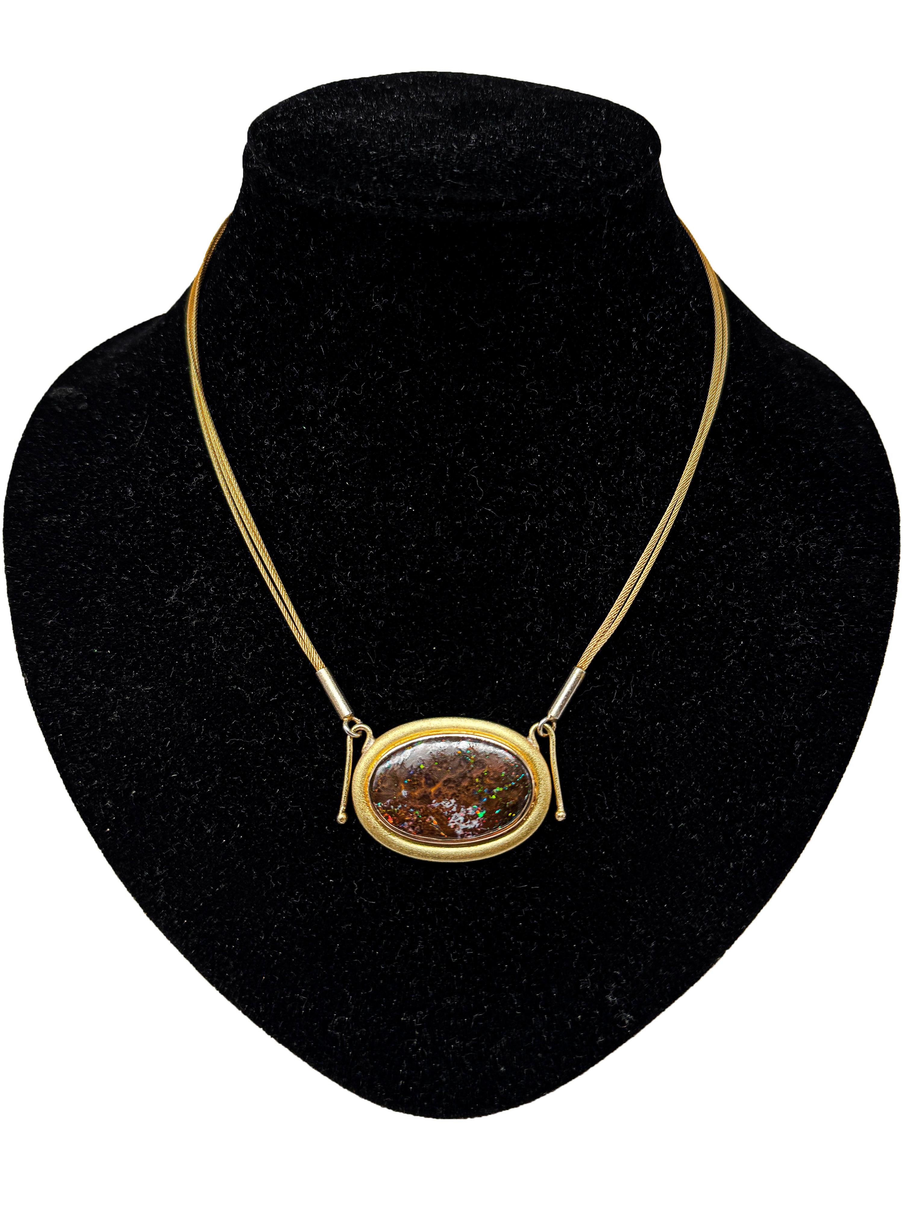 Elegante collana in oro giallo 18 carati con opale da 50 carati - cabochon ovale - 39 cm

Un'esclusiva collana in oro giallo 18 carati, messa in risalto da un magnifico opale ovale (cabochon). L'opale, con la sua brillantezza multicolore (50 ct),