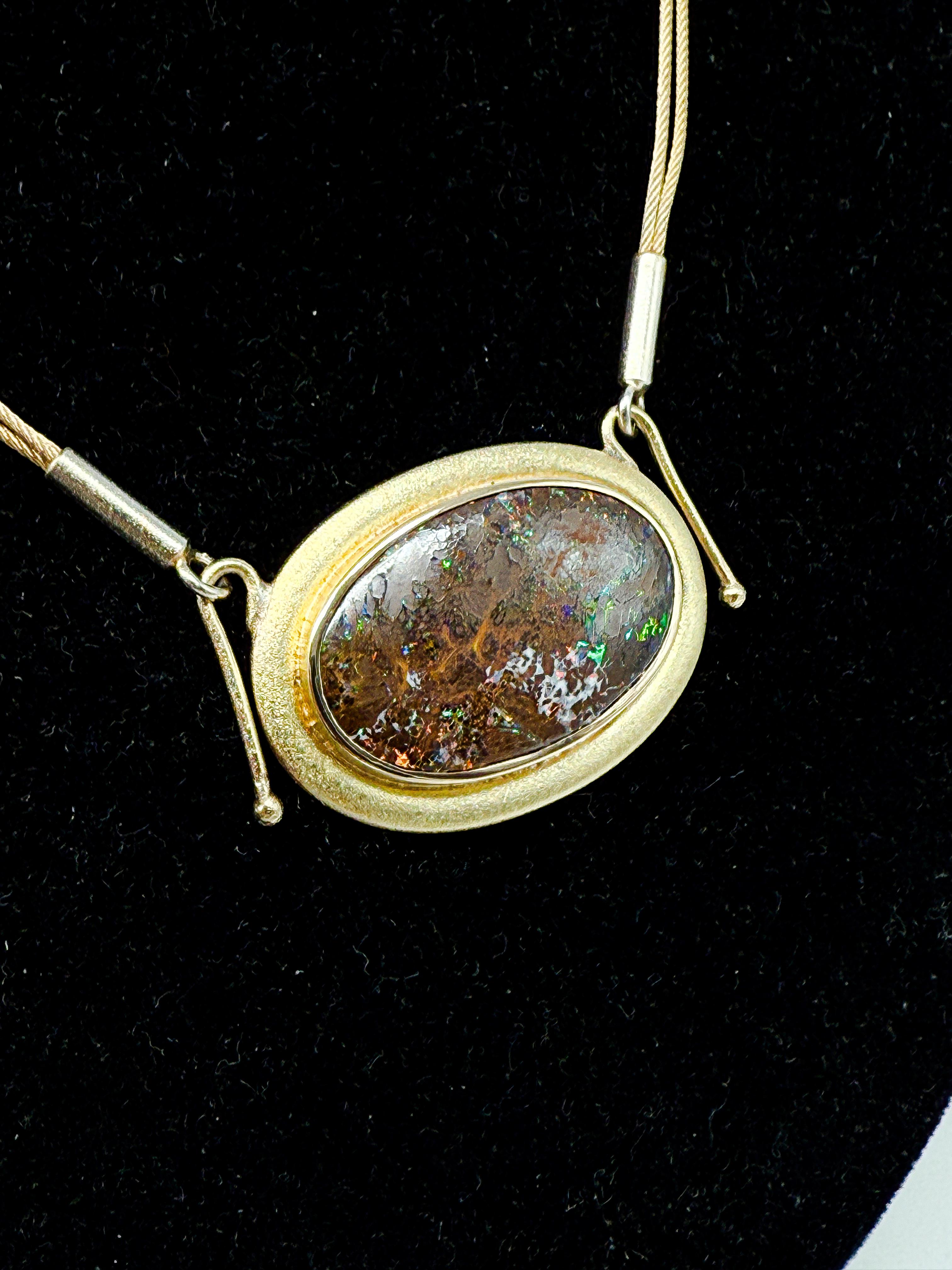Cabochon Collana in oro giallo 750 con opale in vendita
