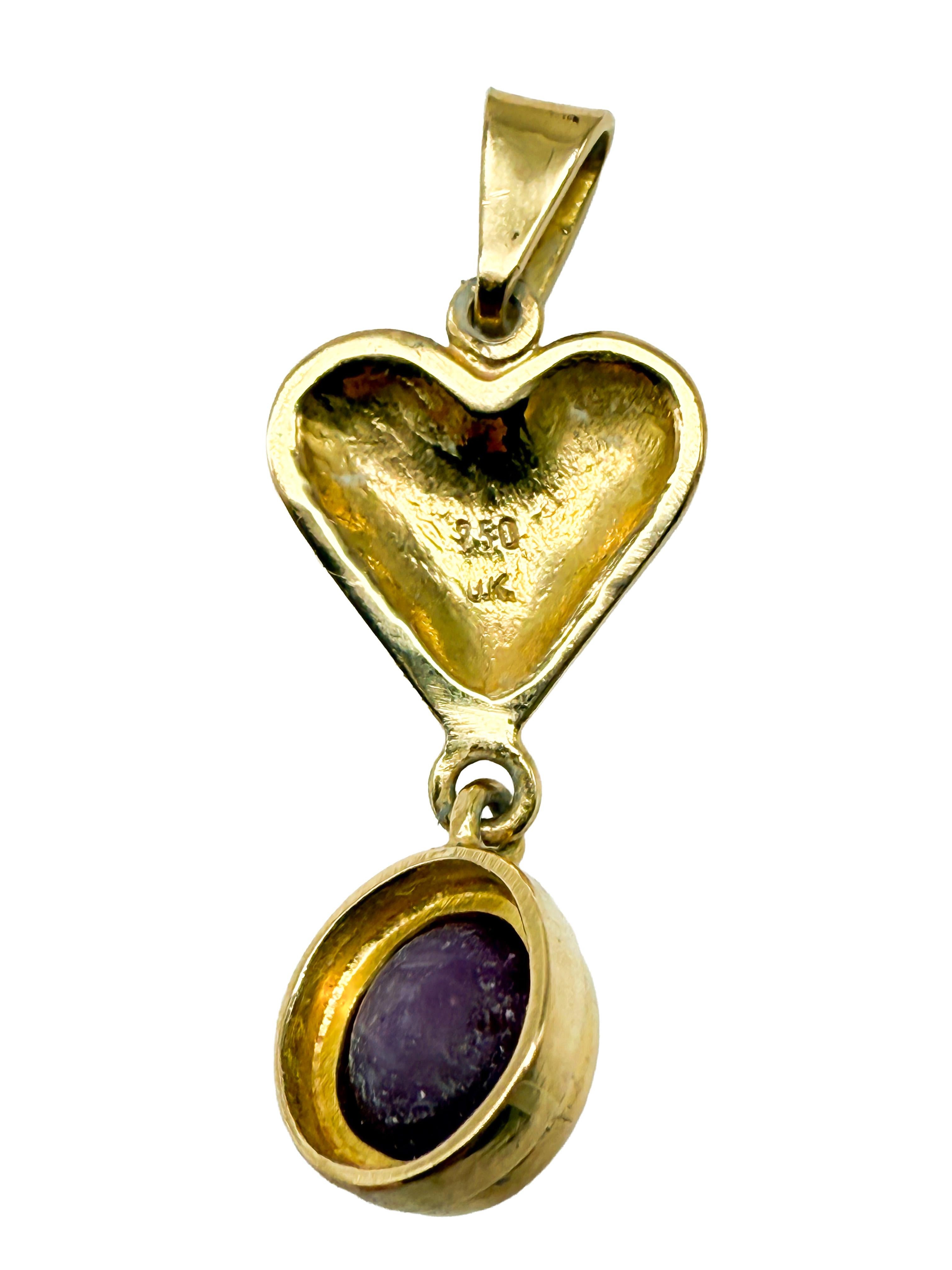 Cet exquis pendentif en forme de cœur en or jaune 18 carats séduit par sa forme élégante et par l'étonnante améthyste en son centre, solidement sertie dans un chaton protecteur. Le pendentif est en bon état d'occasion avec seulement des signes