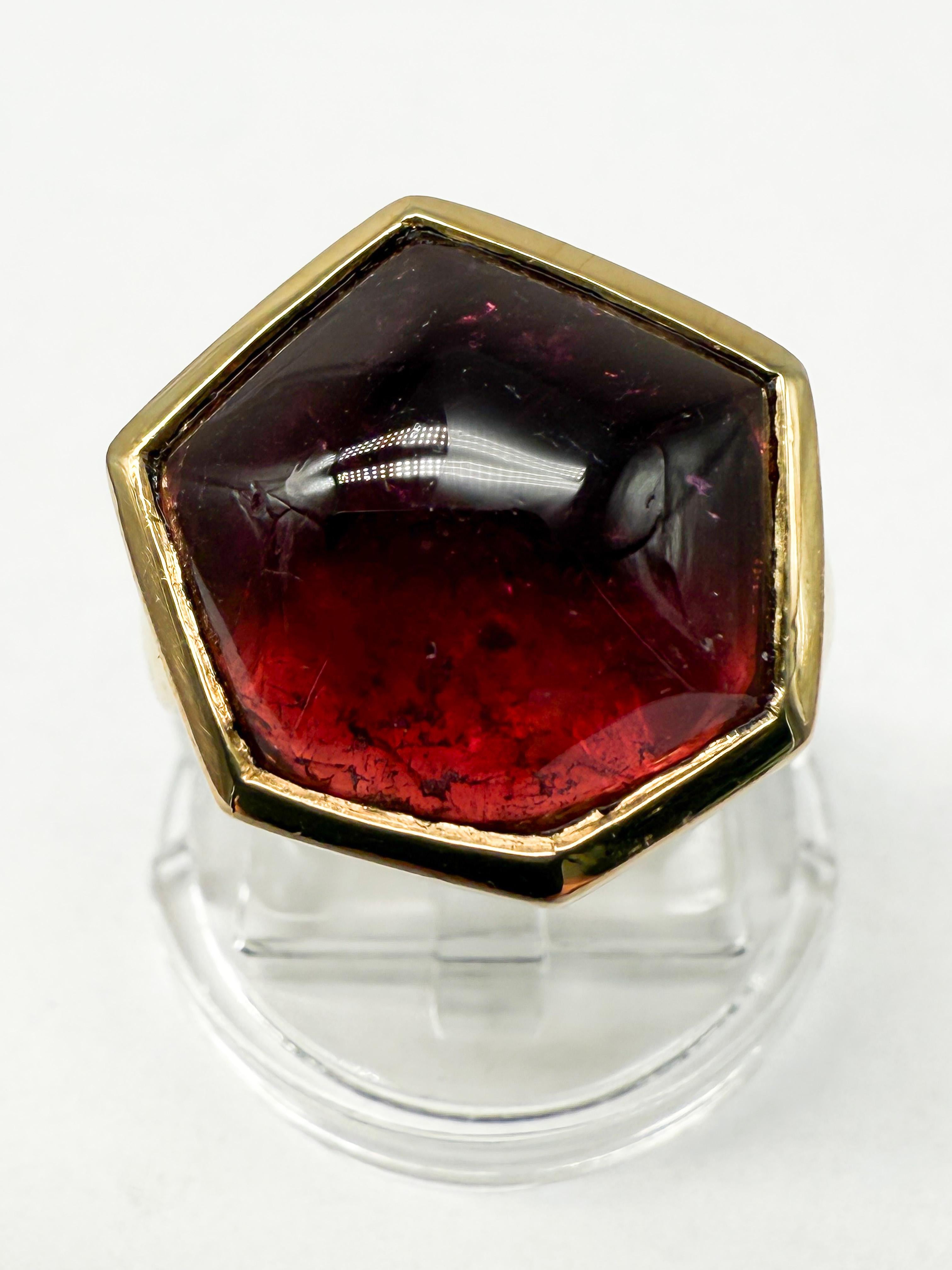 Cette magnifique bague, ornée d'une tourmaline d'un rouge profond sertie dans de l'or jaune fin 18 carats, allie à merveille élégance, expressivité et beauté naturelle.
Pour les amateurs de pierres précieuses richement colorées et de matériaux