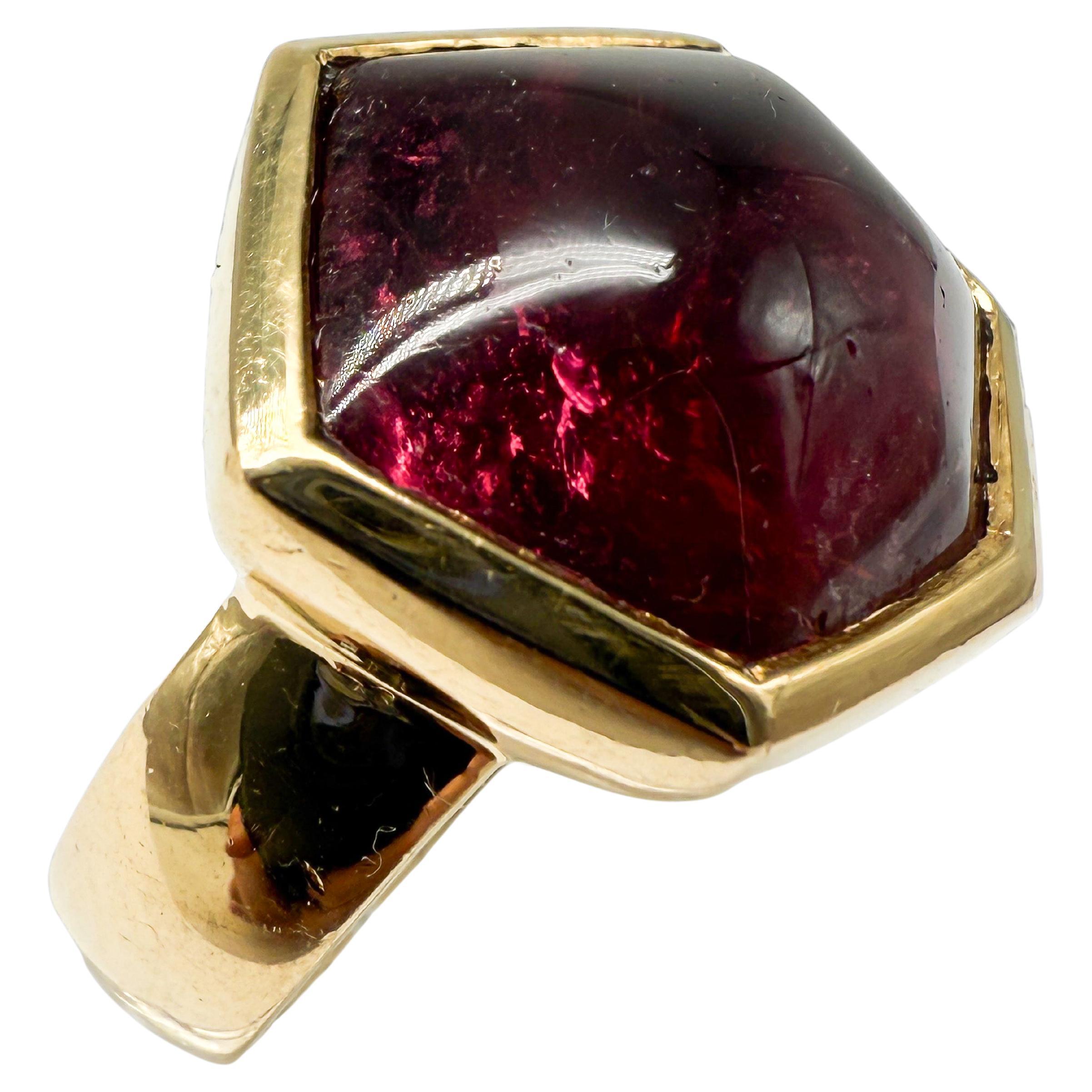 750 Yellow Gold Ring Featuring a Tourmaline Gemstone
