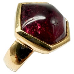 750 Yellow Gold Ring Featuring a Tourmaline Gemstone