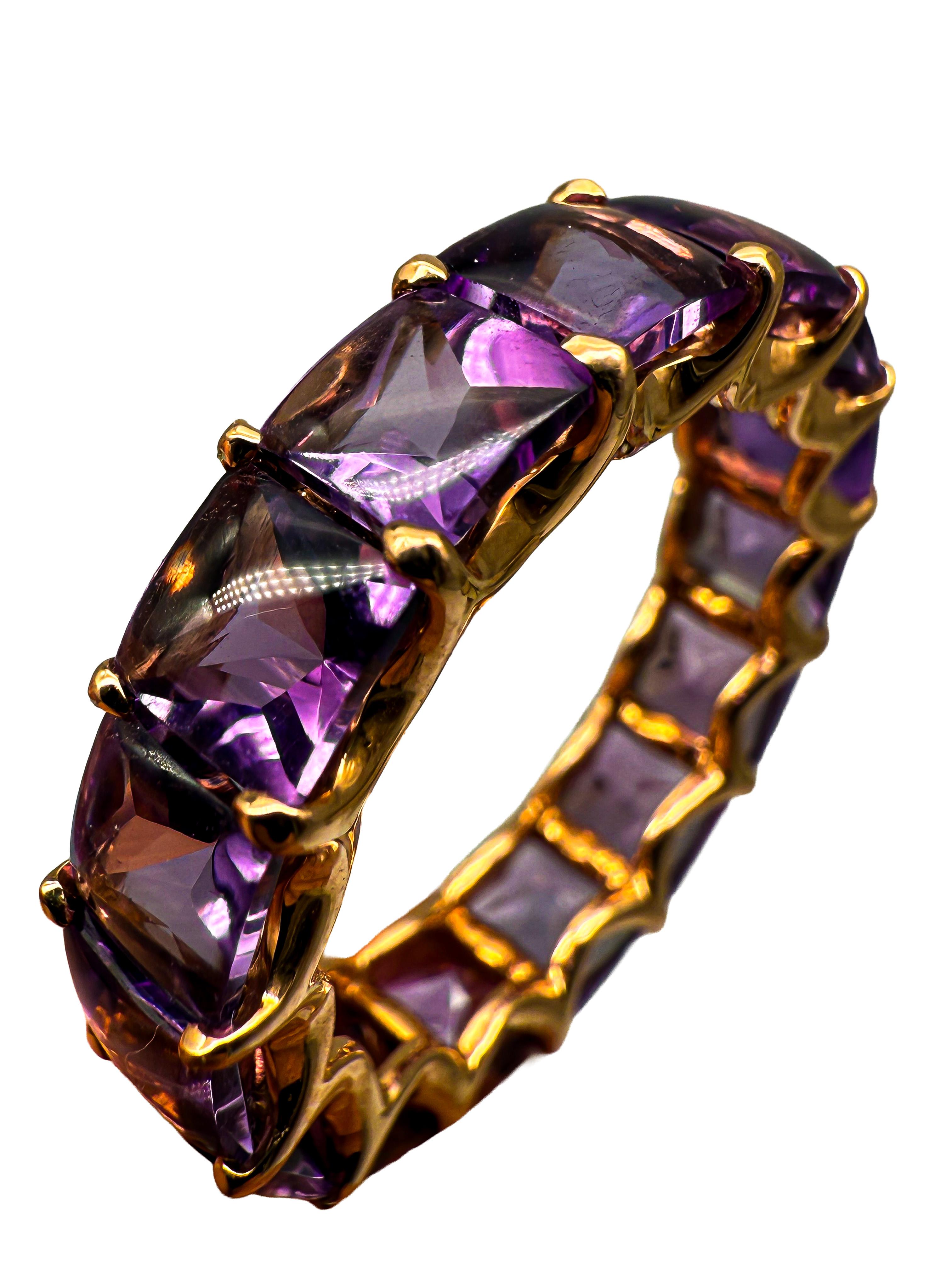This elegant piece of jewelry is a beautifully shaped, high-quality ring that combines timeless beauty with refined elegance. The ring is crafted from finest 18 karat yellow gold, whose warm, golden hue immediately catches the eye and adds a