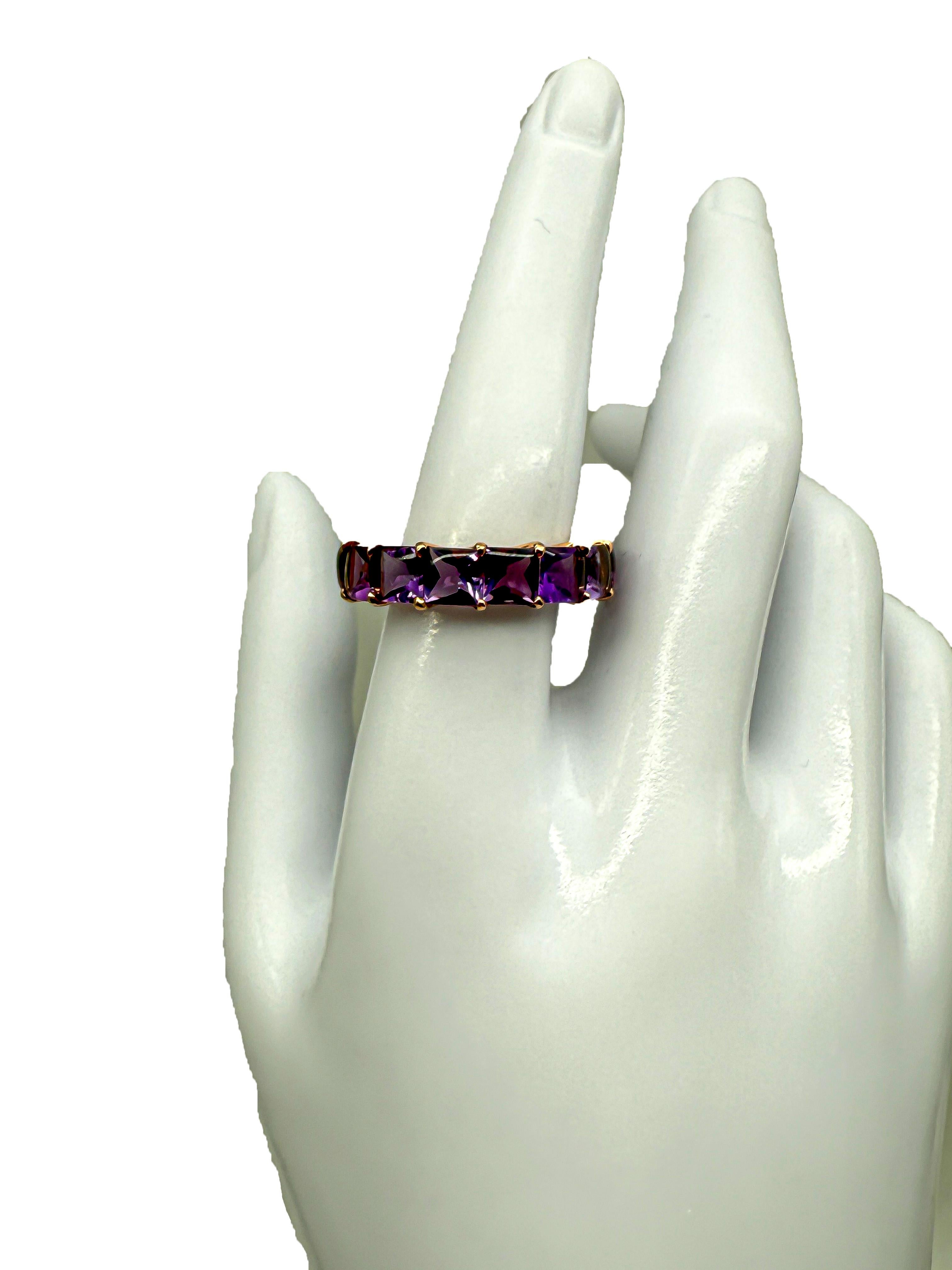 Square Cut 750 yellow gold ring with amethysts For Sale