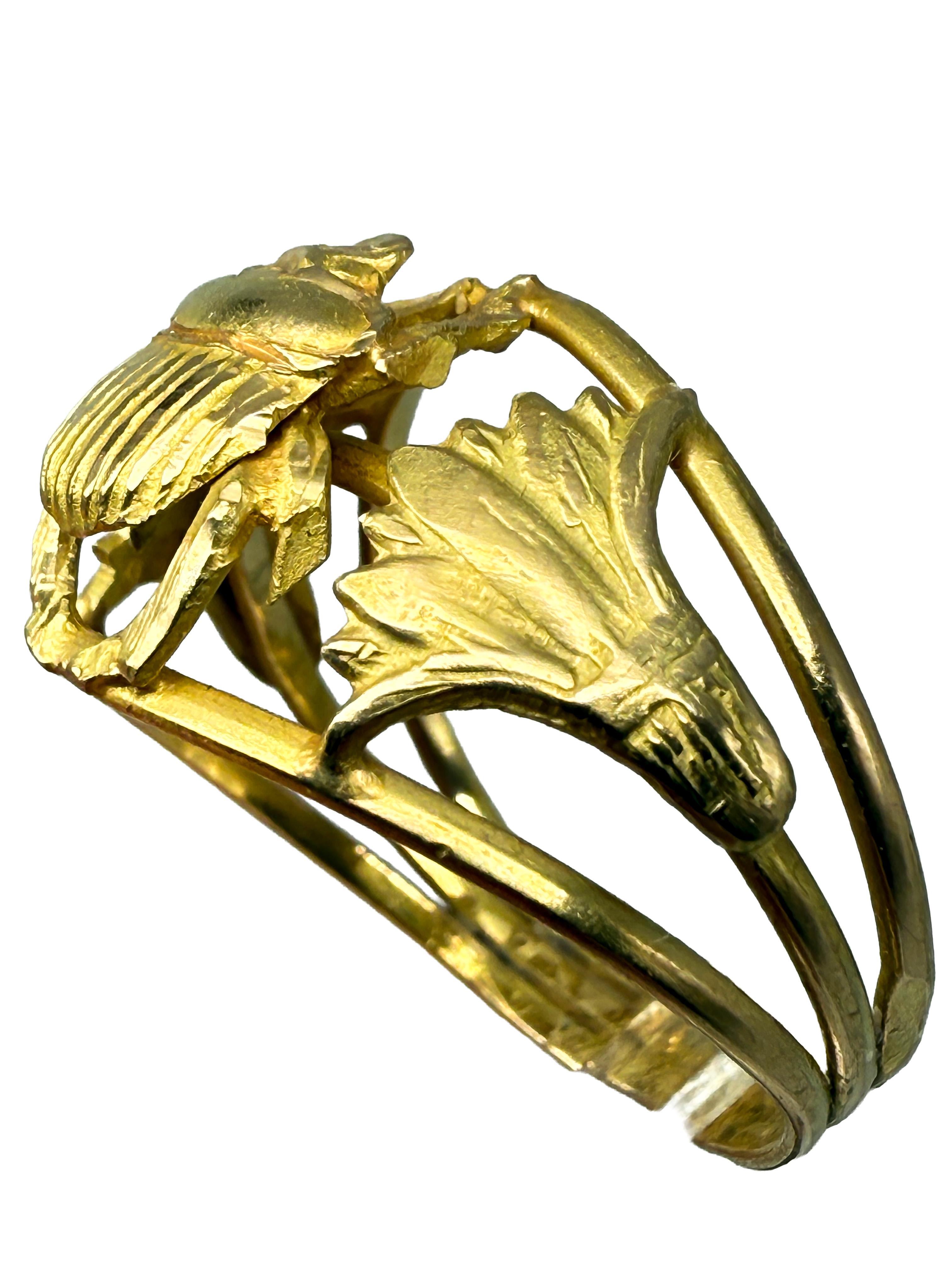 Cette élégante bague en or jaune 18 carats allie un savoir-faire classique à une touche de symbolisme historique. Cette pièce finement réalisée est en très bon état d'occasion, ne présentant que de légères traces d'usure à peine visibles qui