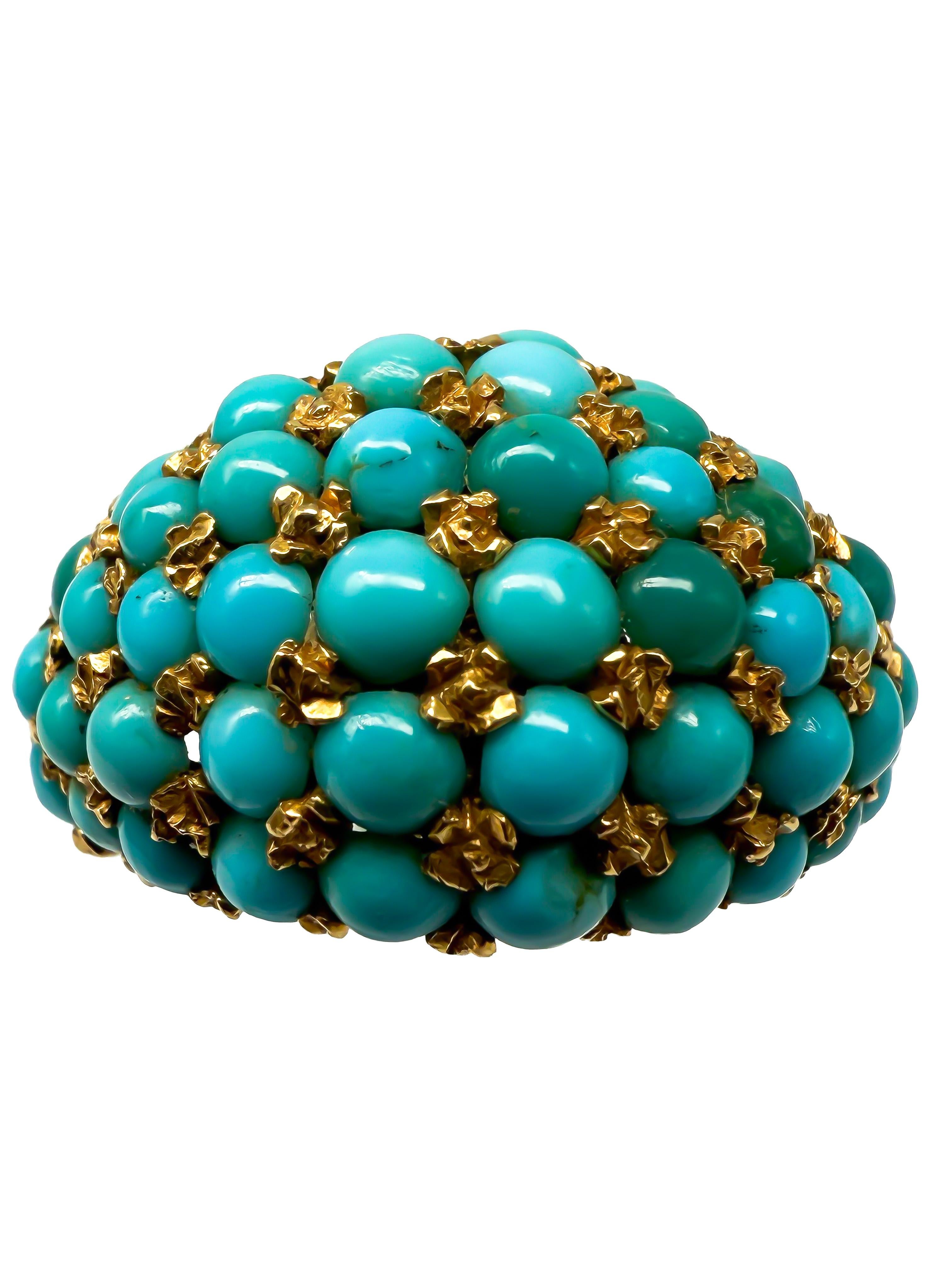 Cette élégante bague pour femme en or jaune massif 18 carats impressionne par son design simple mais élégant. En son centre se trouve une turquoise vibrante, taillée en rond, qui s'harmonise magnifiquement avec le ton chaud de l'or. Le sertissage