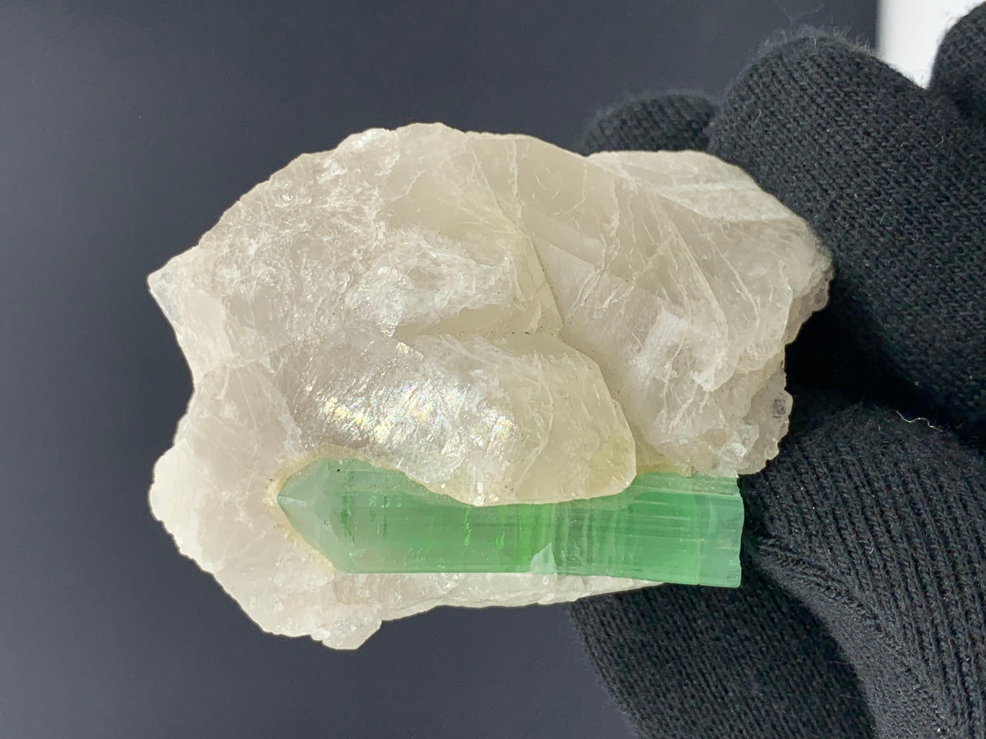 XVIIIe siècle et antérieur 75,00 grammes de tourmaline verte attachées à un bouleau de quartz d'Afghanistan en vente