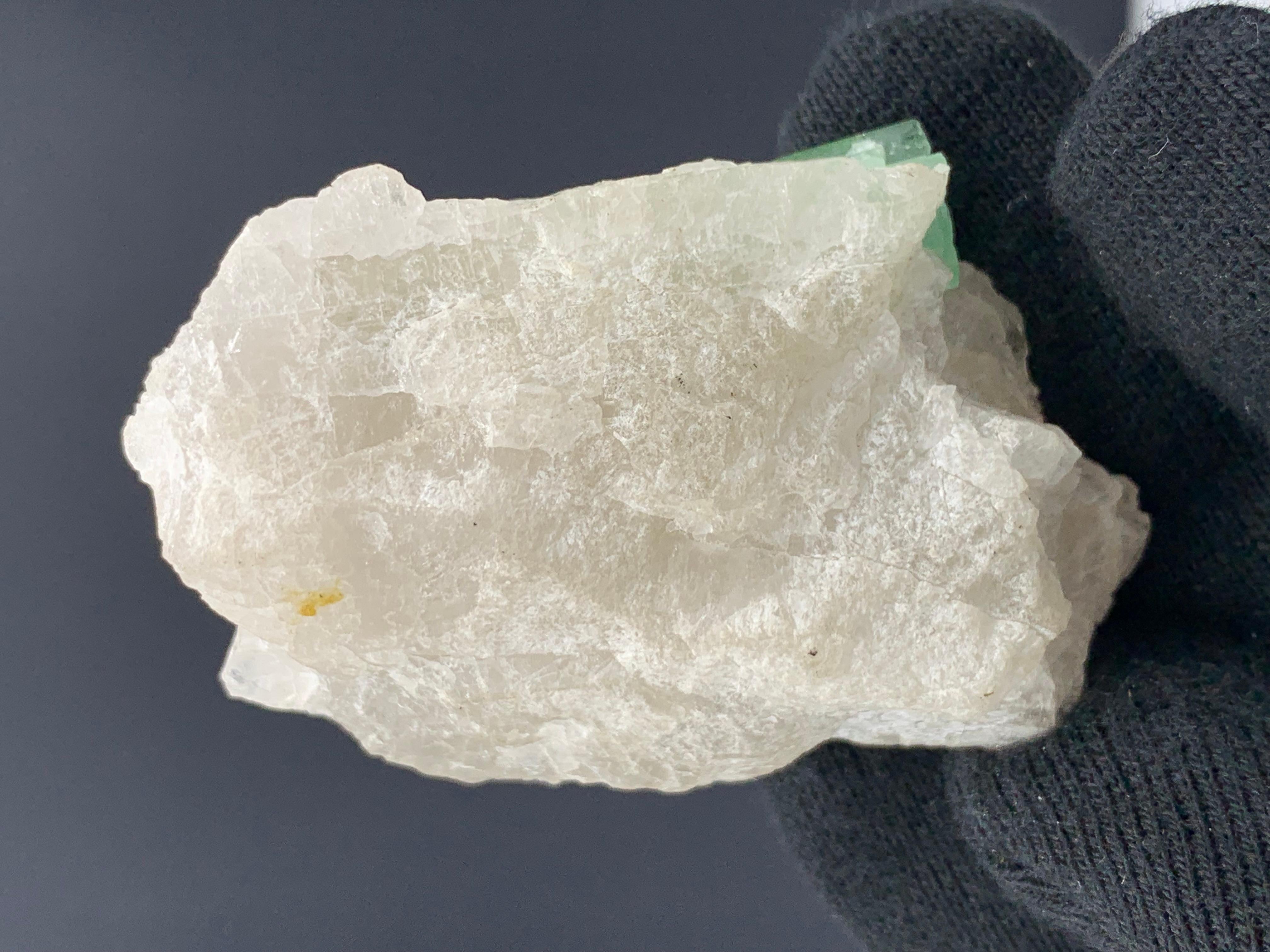 Autre 75,00 grammes de tourmaline verte attachées à un bouleau de quartz d'Afghanistan en vente
