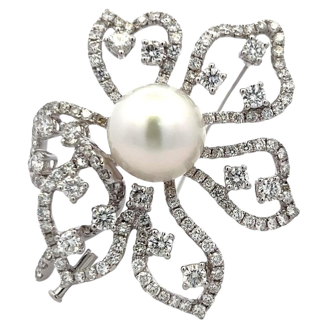 Spilla floreale vintage con diamante da 7,50 carati e perla da 15 mm in oro bianco 18 carati