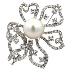 Spilla floreale vintage con diamante da 7,50 carati e perla da 15 mm in oro bianco 18 carati