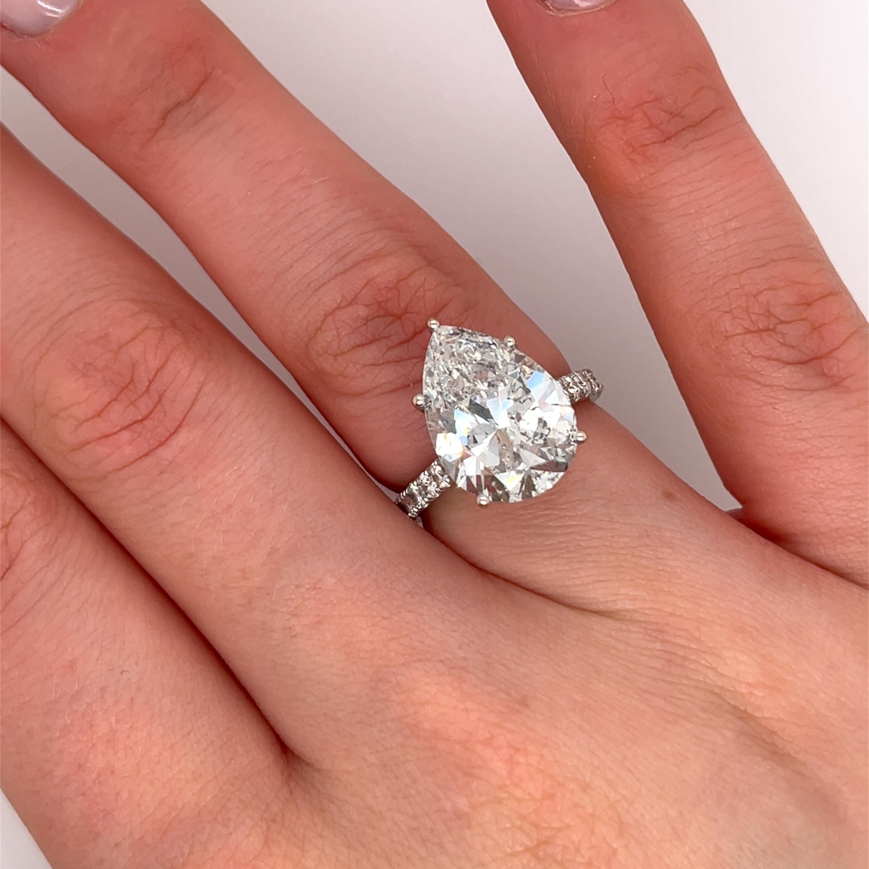 Bague E-F/SI3-I1 en or blanc 18 carats avec diamant en forme de poire de 7,50 carats Excellent état - En vente à London, GB