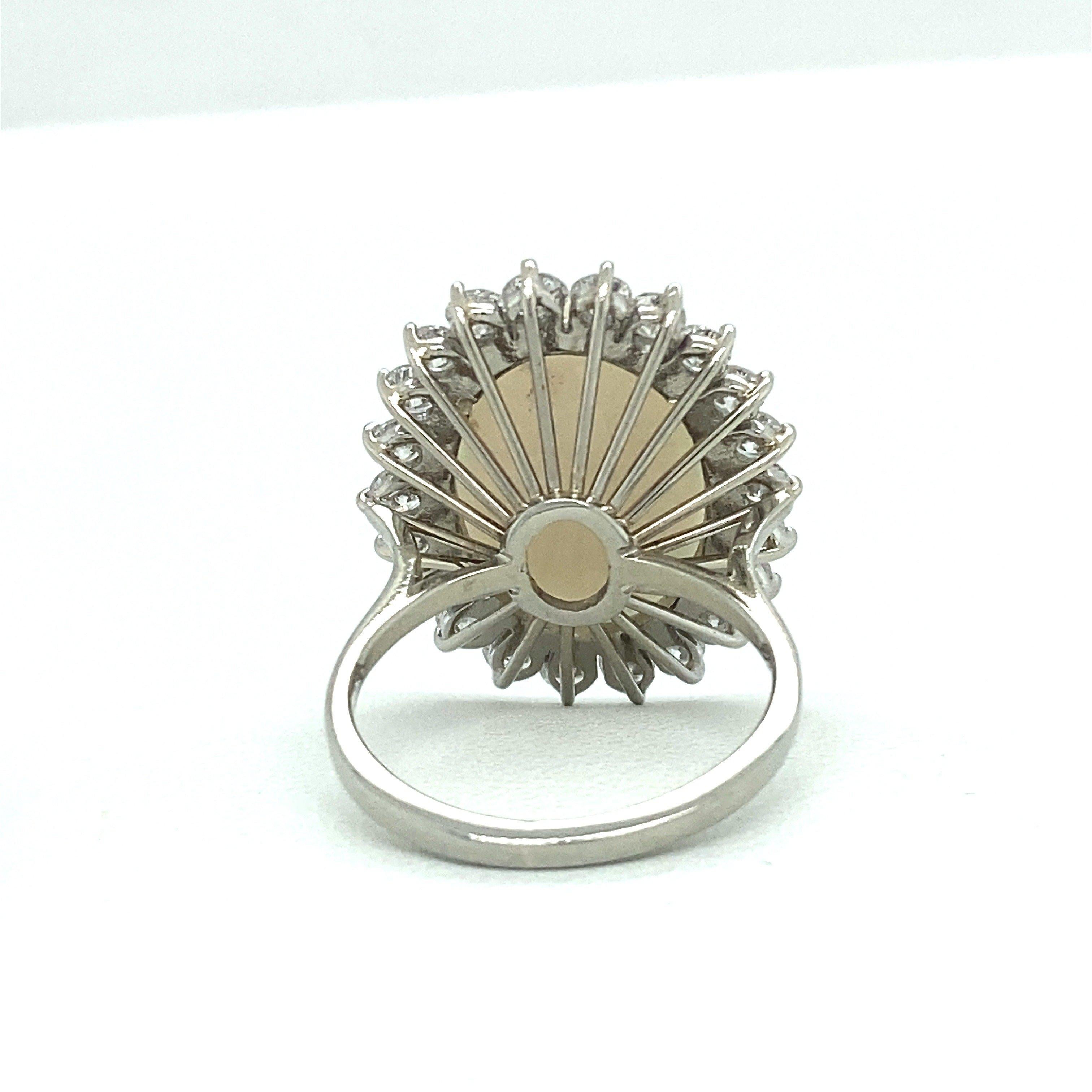 Anillo vintage de oro de 18 quilates con ópalo y diamantes de 7,50 quilates en venta 5