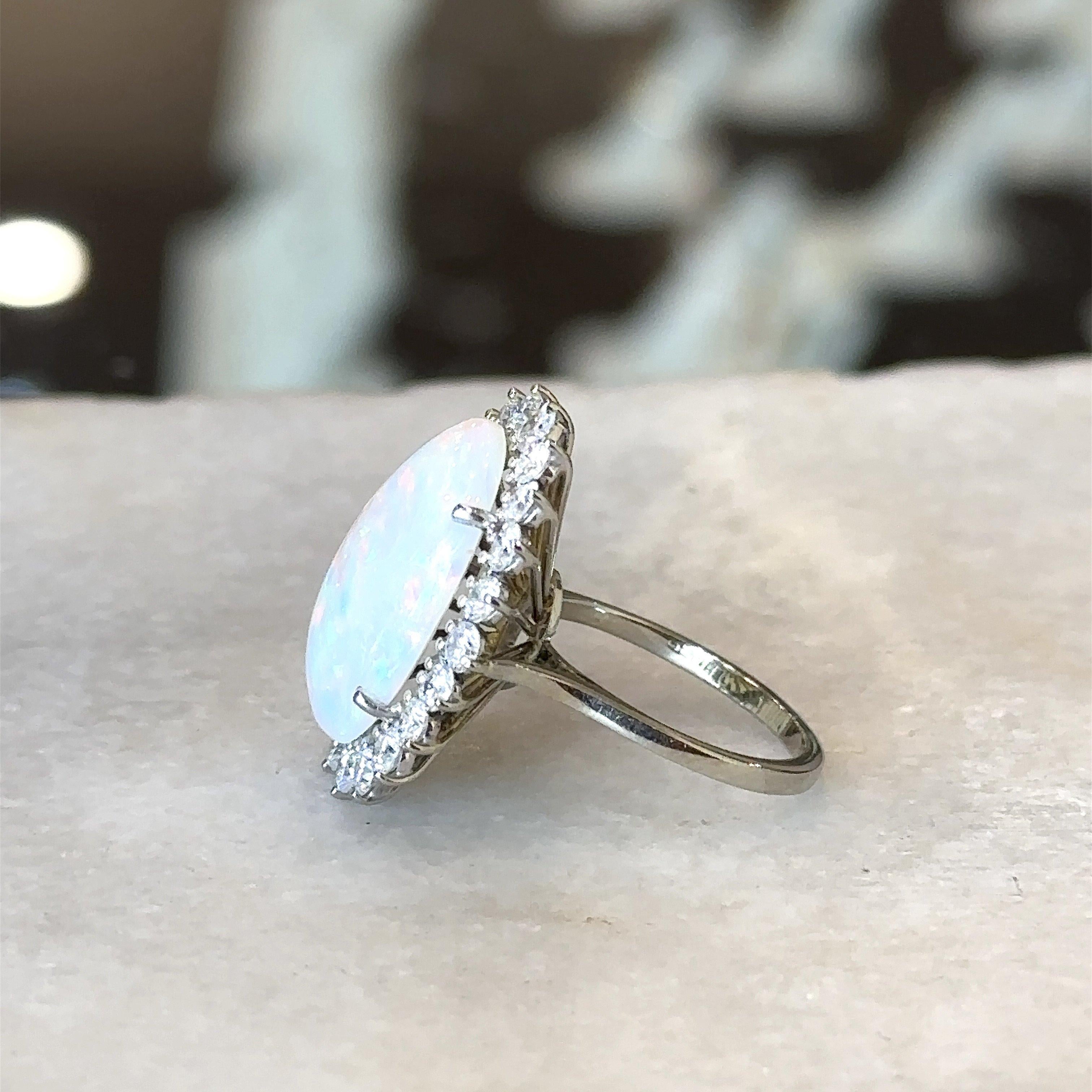 Anillo vintage de oro de 18 quilates con ópalo y diamantes de 7,50 quilates en venta 8
