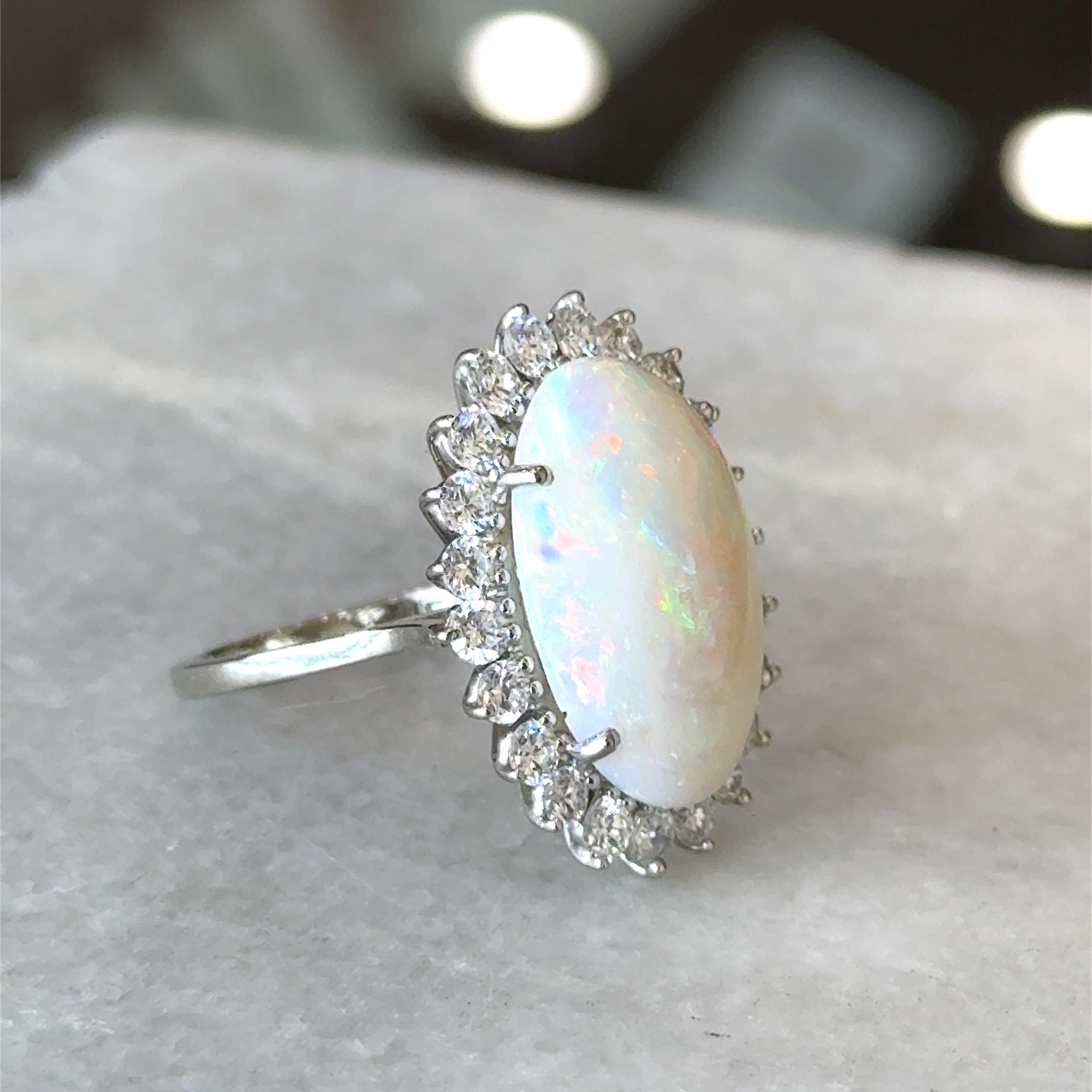 Anillo vintage de oro de 18 quilates con ópalo y diamantes de 7,50 quilates en Bueno estado para la venta en Los Angeles, CA