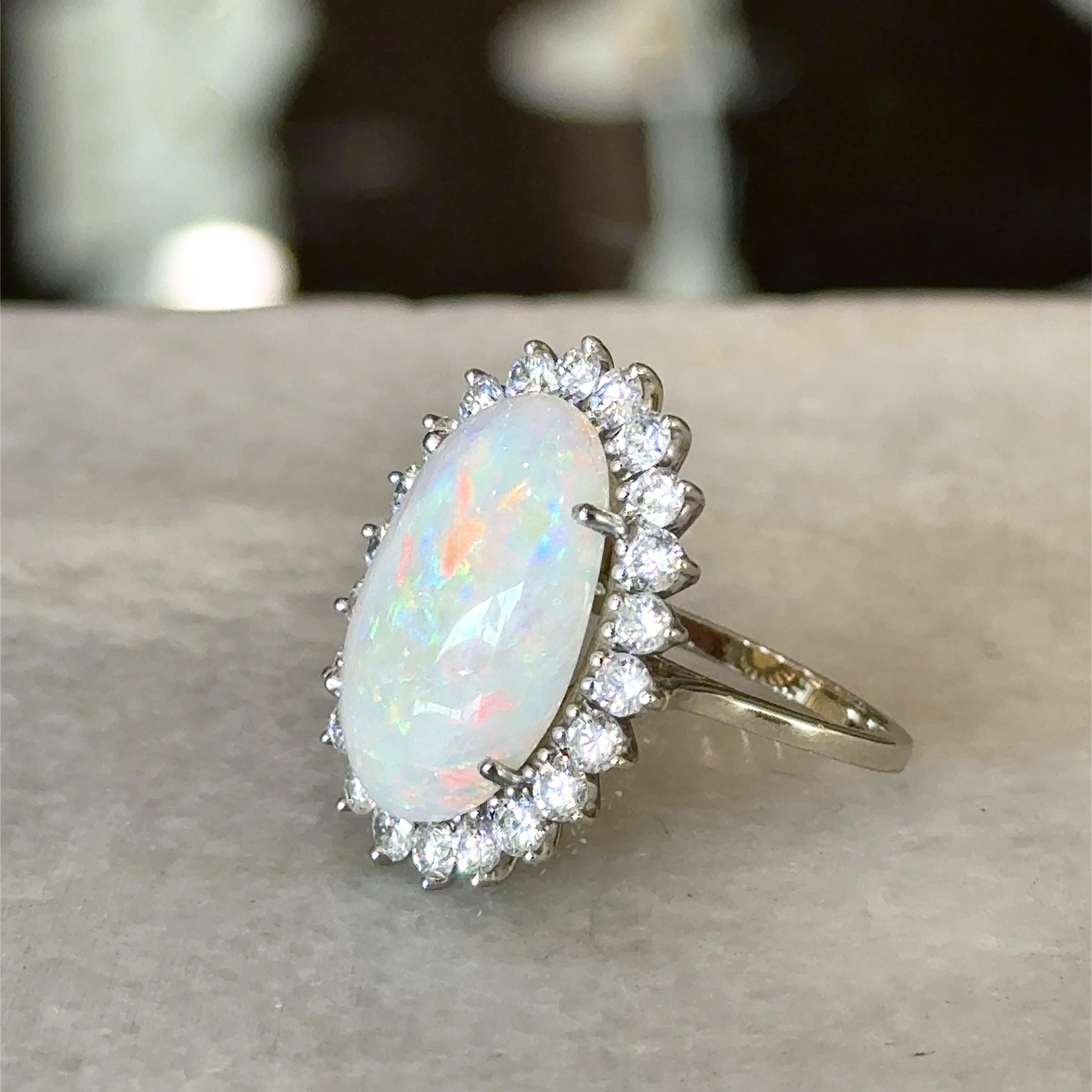 De las mujeres Anillo vintage de oro de 18 quilates con ópalo y diamantes de 7,50 quilates en venta