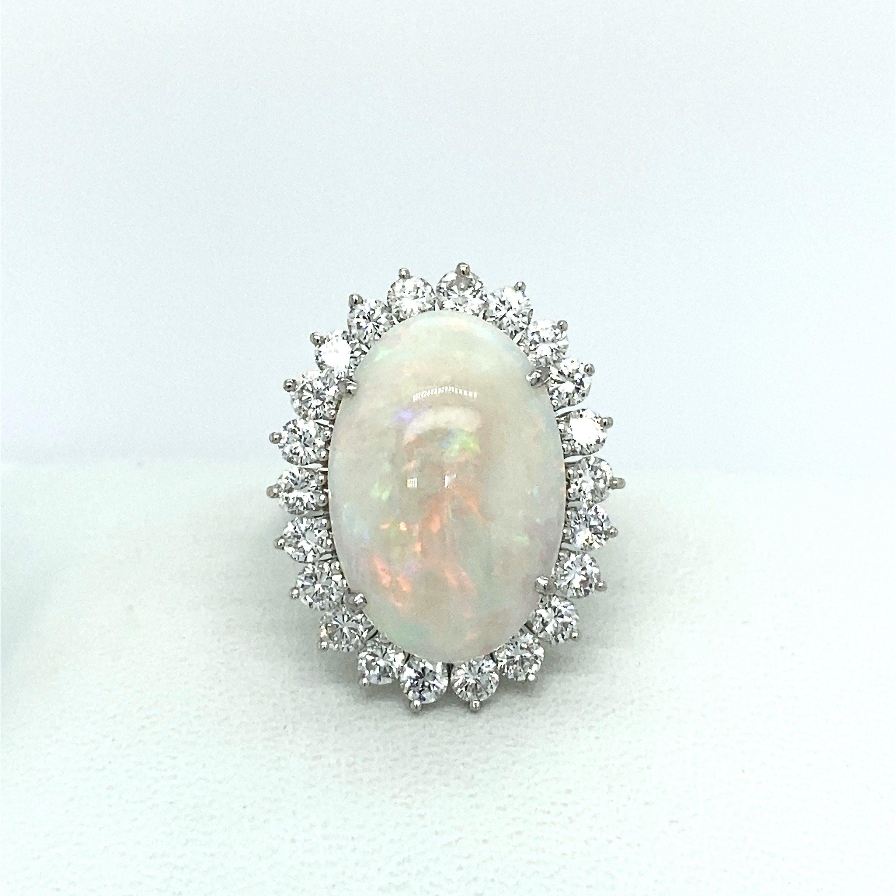 Anillo vintage de oro de 18 quilates con ópalo y diamantes de 7,50 quilates en venta 1