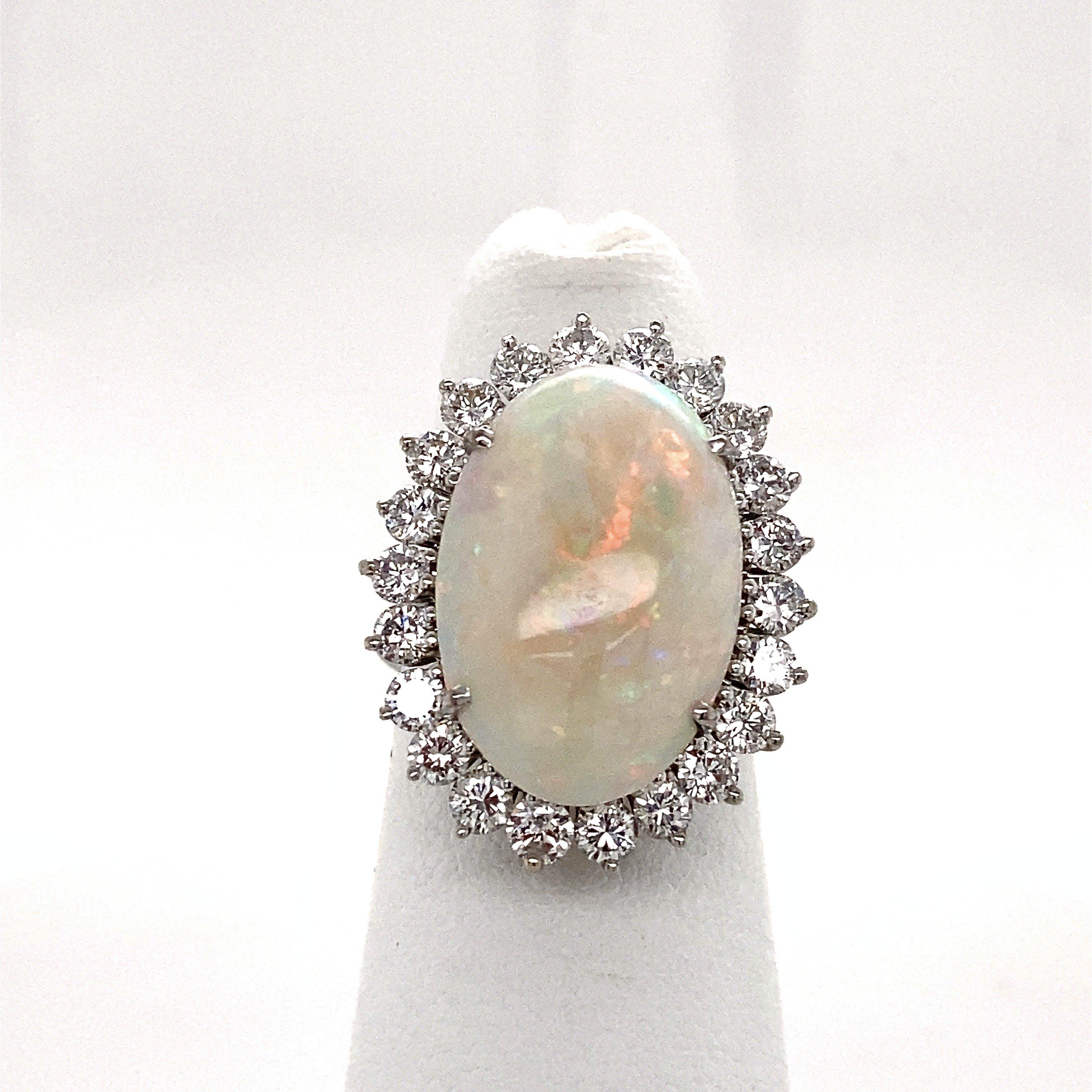 Anillo vintage de oro de 18 quilates con ópalo y diamantes de 7,50 quilates en venta 2