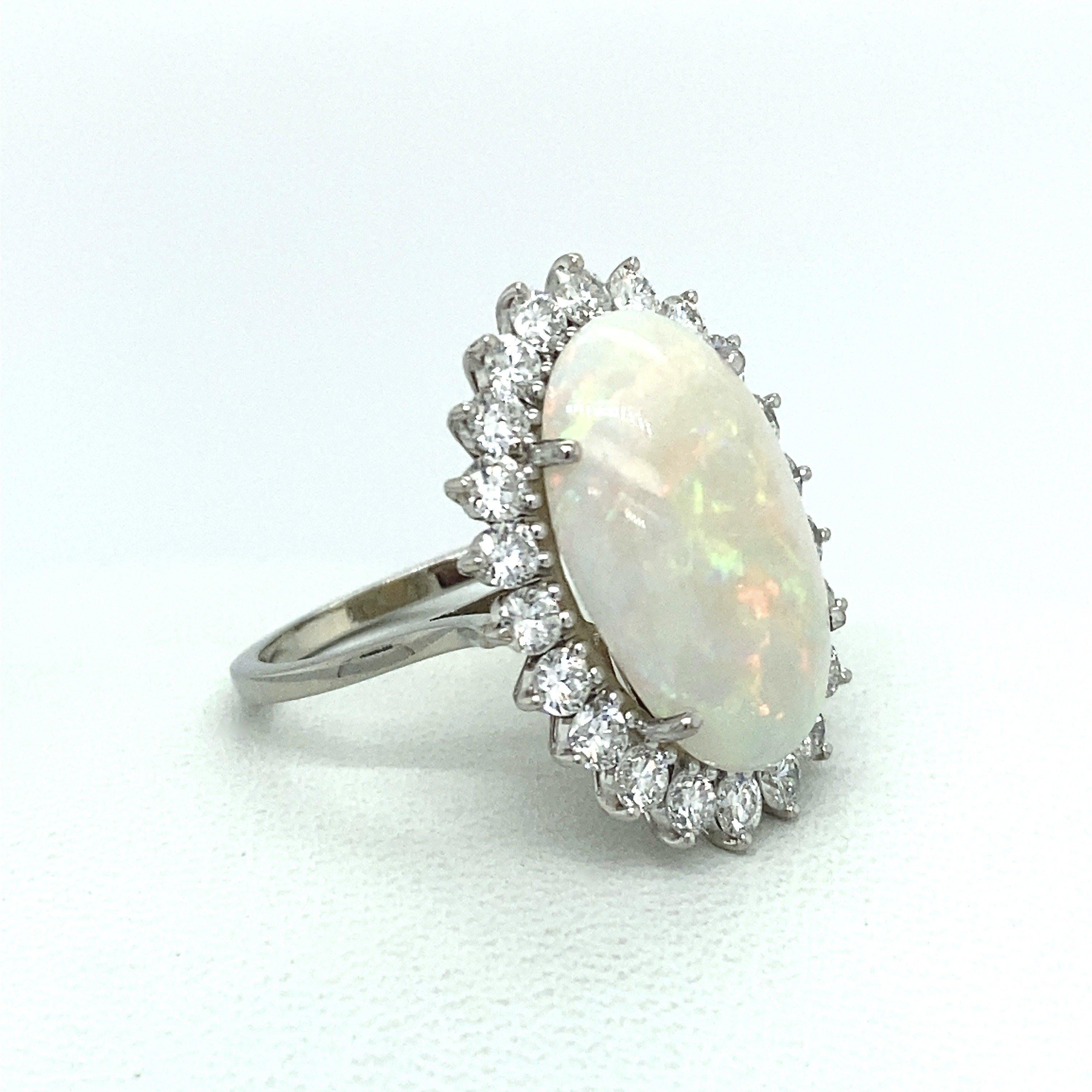 Anillo vintage de oro de 18 quilates con ópalo y diamantes de 7,50 quilates en venta 3