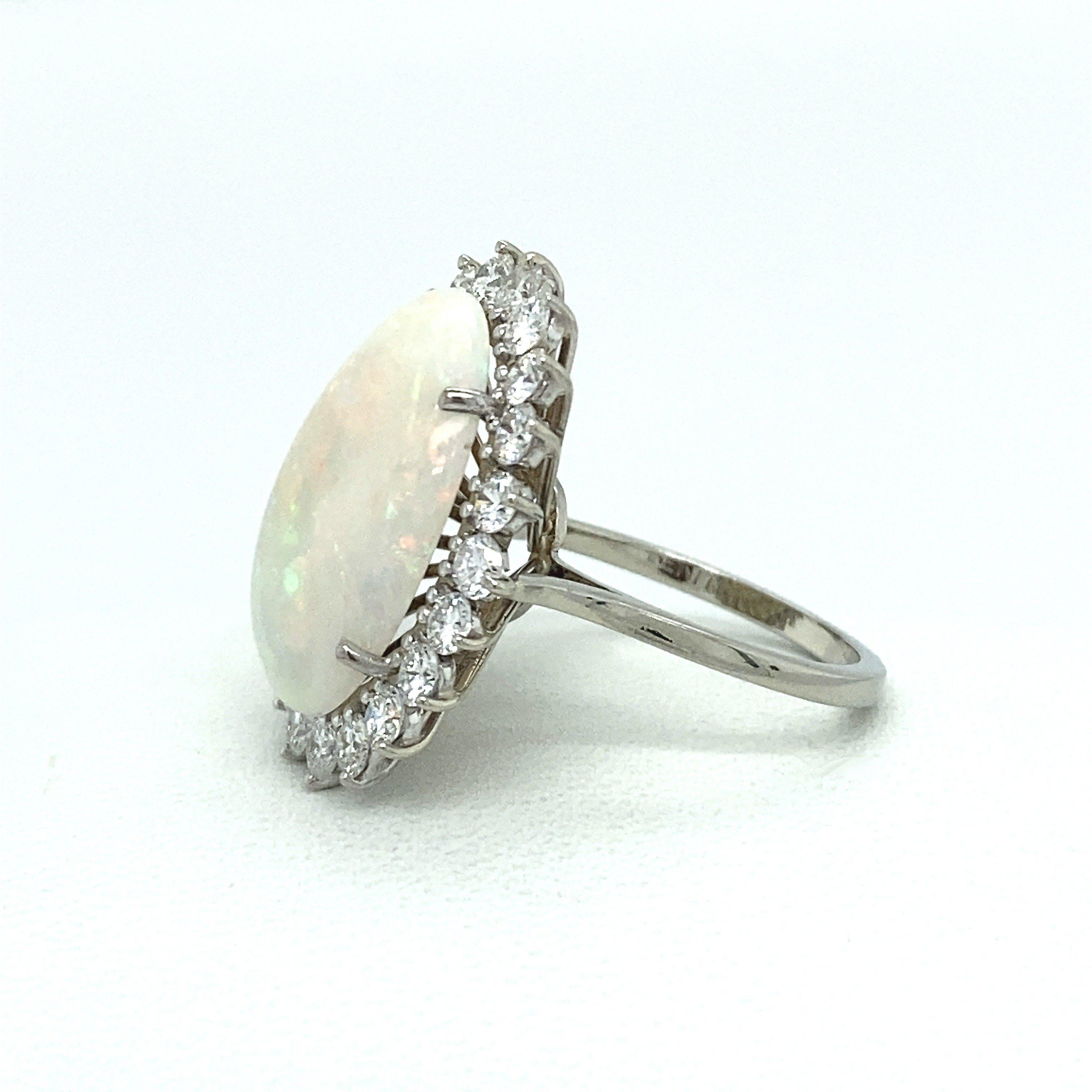 Anillo vintage de oro de 18 quilates con ópalo y diamantes de 7,50 quilates en venta 4
