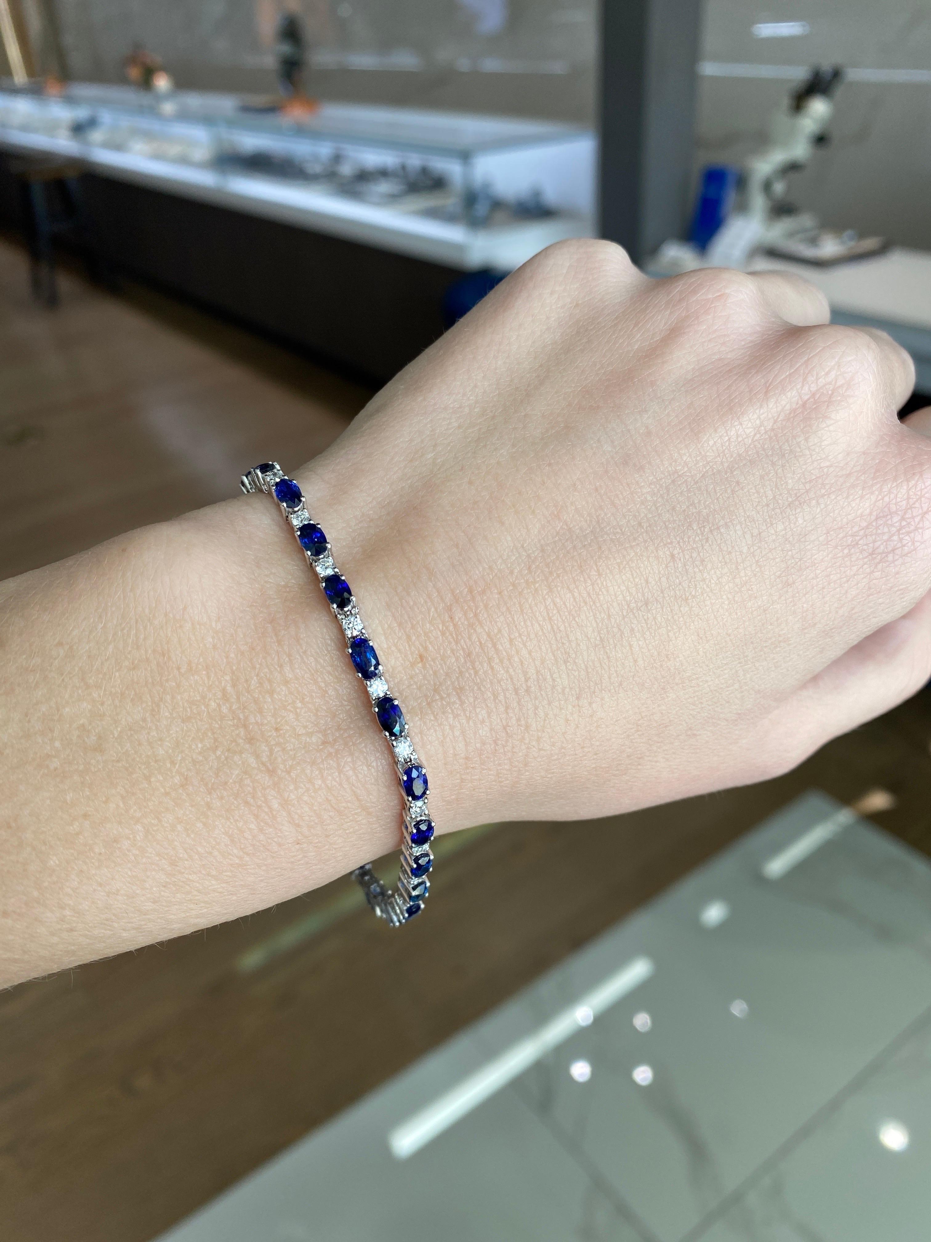 7.50 Ctw Oval Shaped Natural Blue Sapphire and 1.20 Ctw Round Diamonds Bracelet For Sale 5